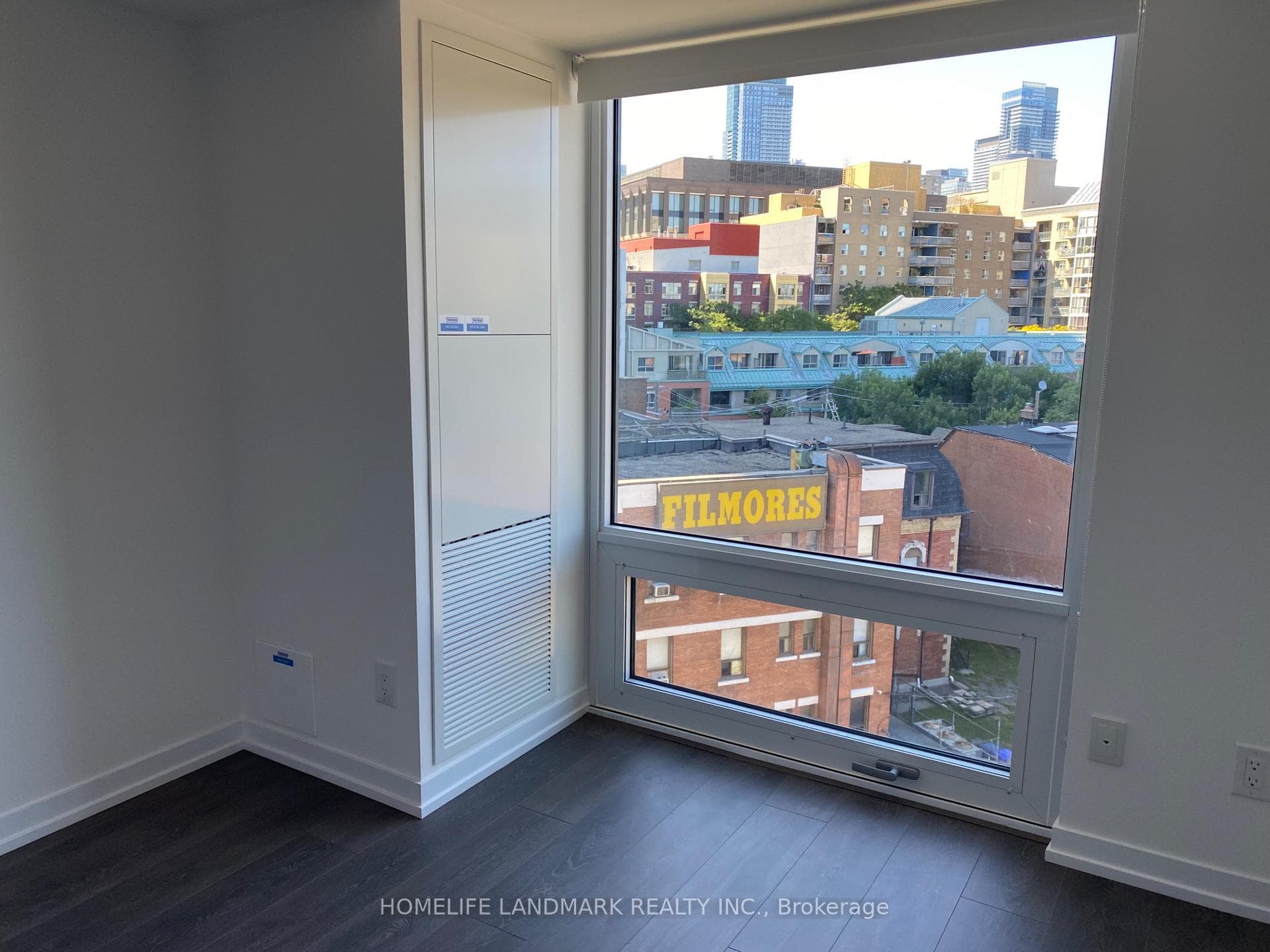 219 Dundas Street Unit 711 photo 6