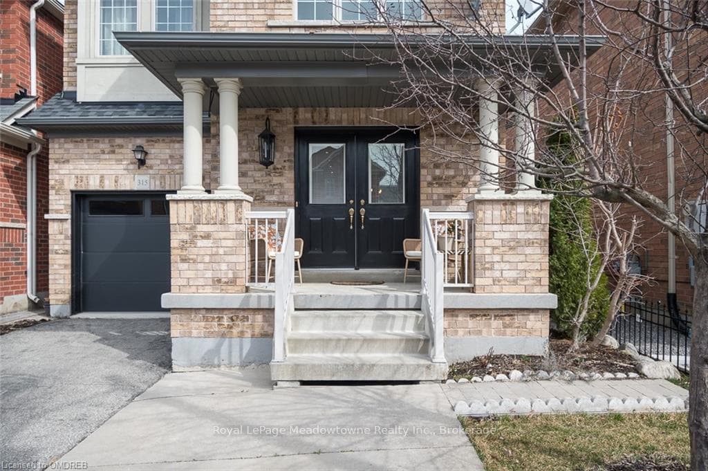 315 GIDDINGS Crescent photo 2