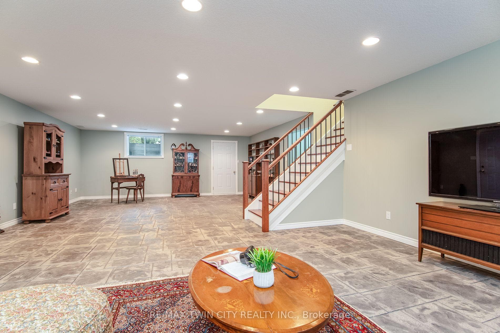 190 Laschinger Boulevard photo 31
