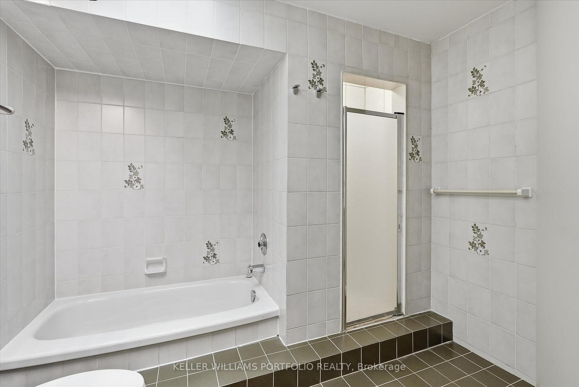 73 Jessica Gardens photo 32