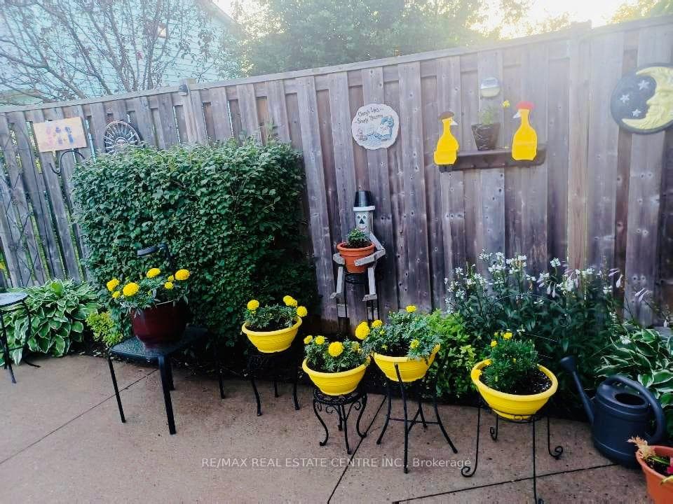 103 Griselda Crescent photo 38