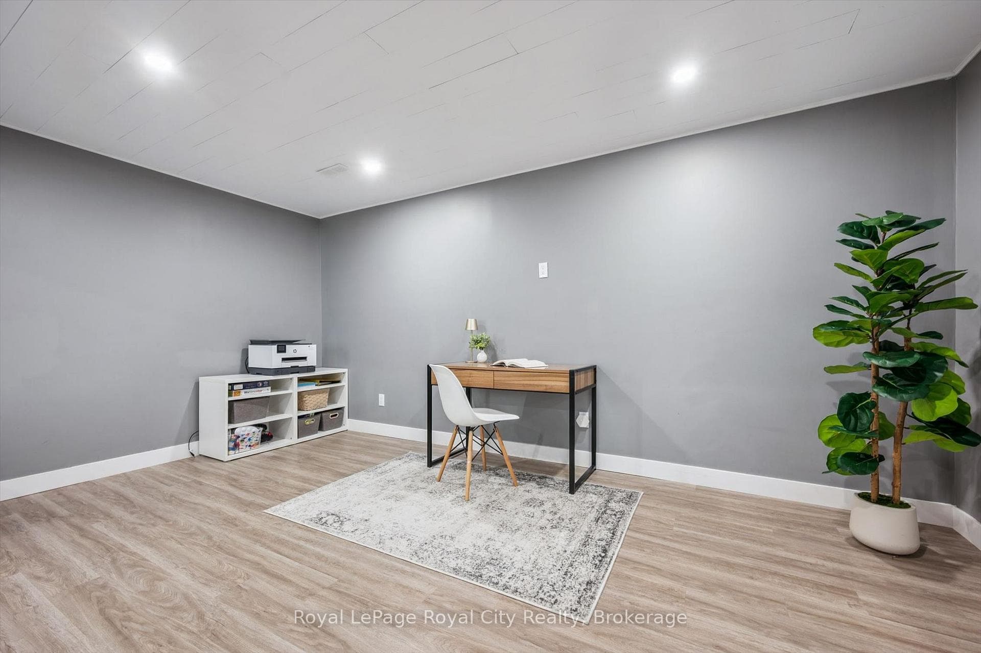 144 Kemp Crescent photo 33