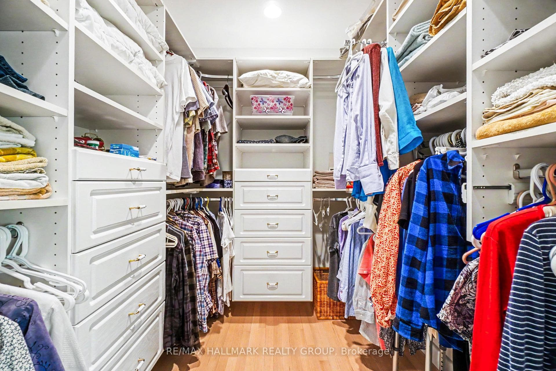 Walk-in closet built-in organizer