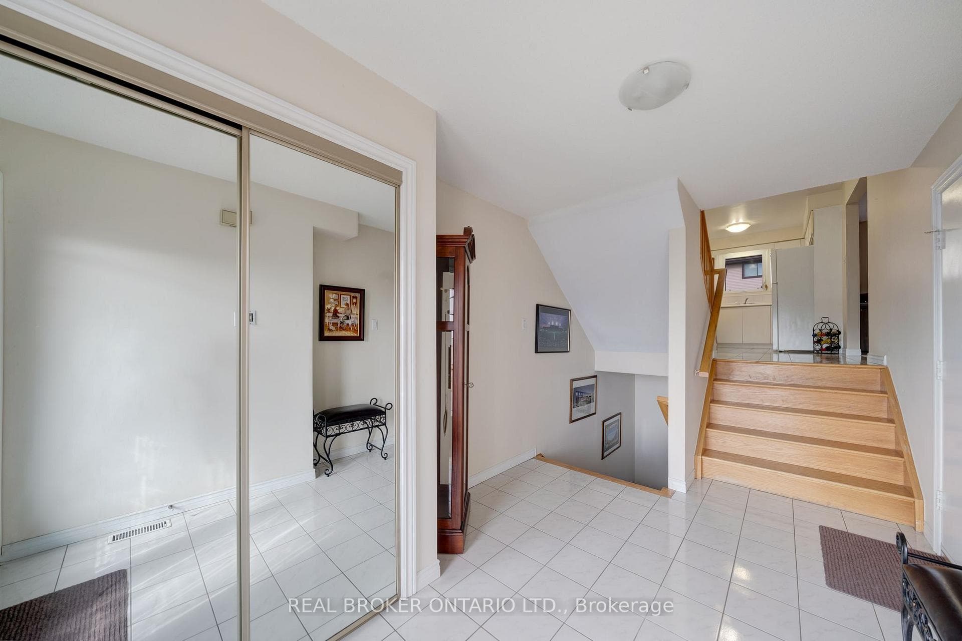 1170 Upper Wentworth Street photo 6