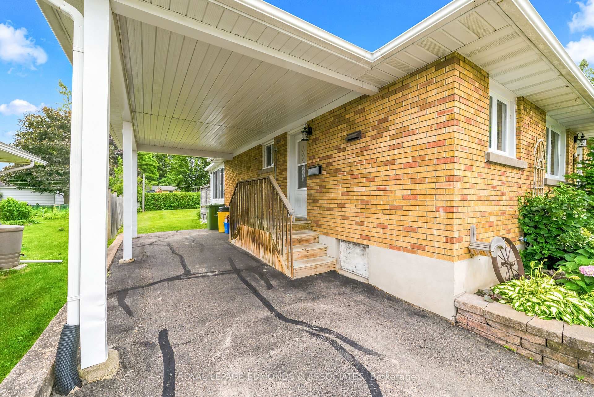 532 Herbert Street photo 4