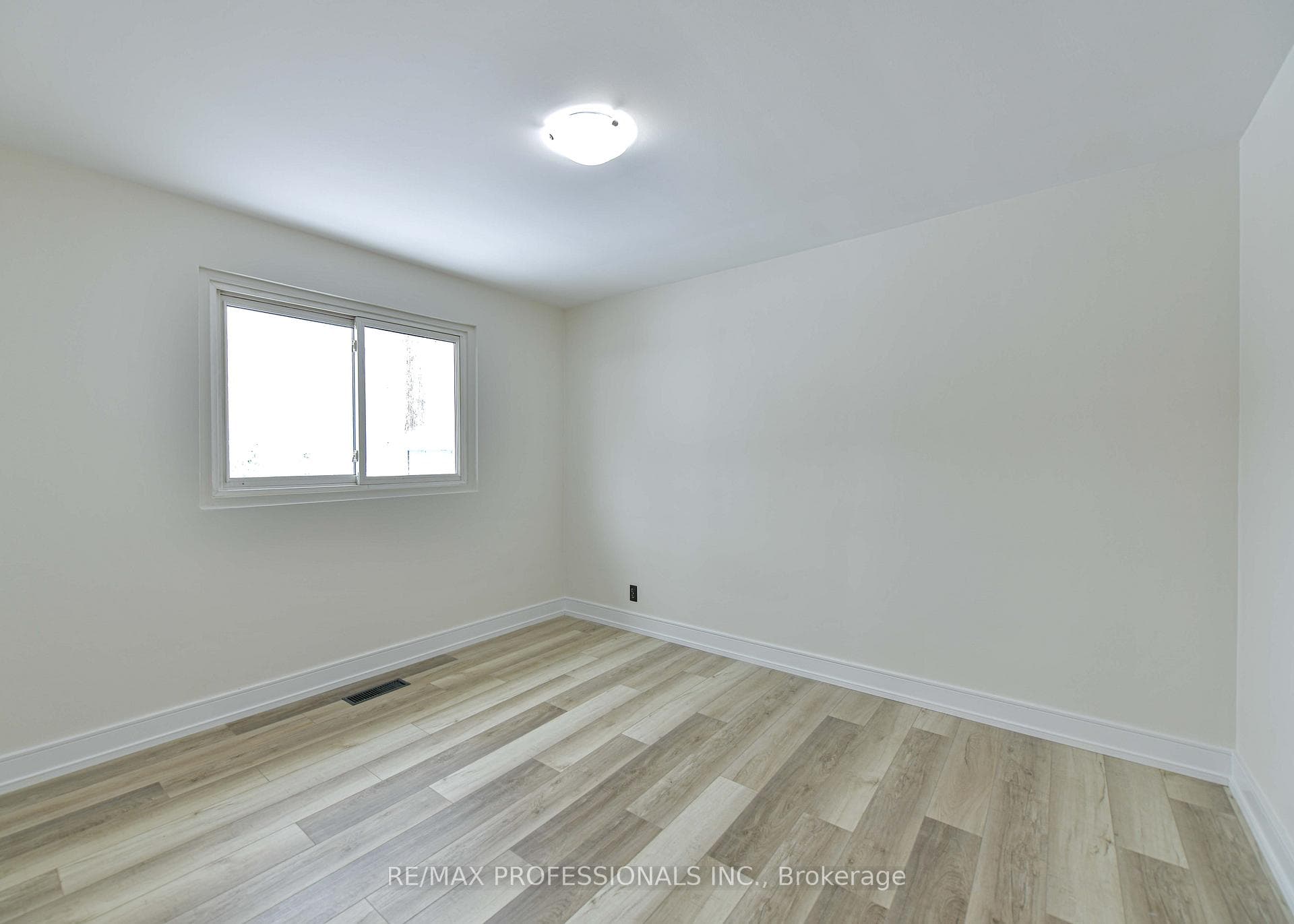 255 Lawrence Avenue photo 12