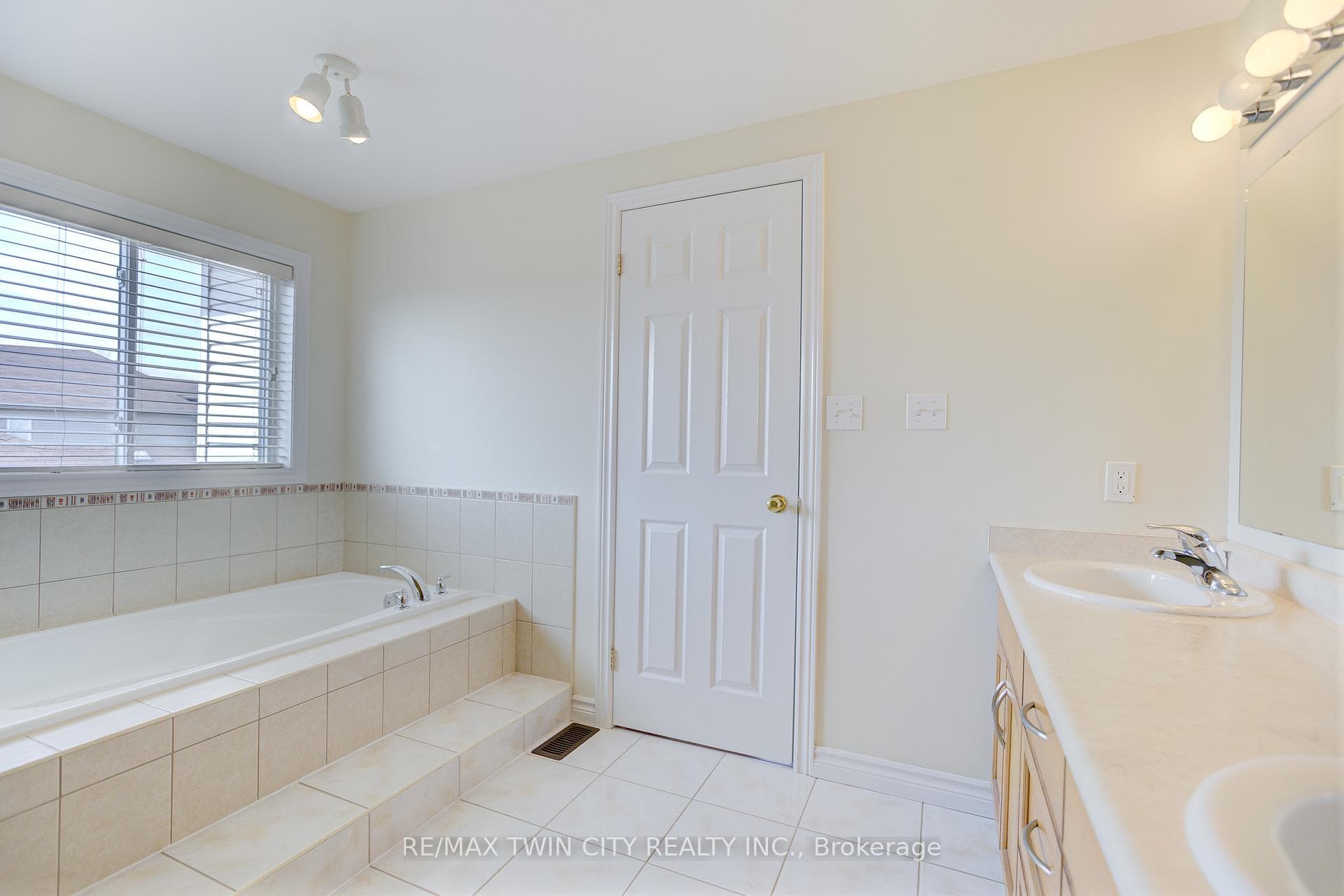 106 Country Clair Street photo 20