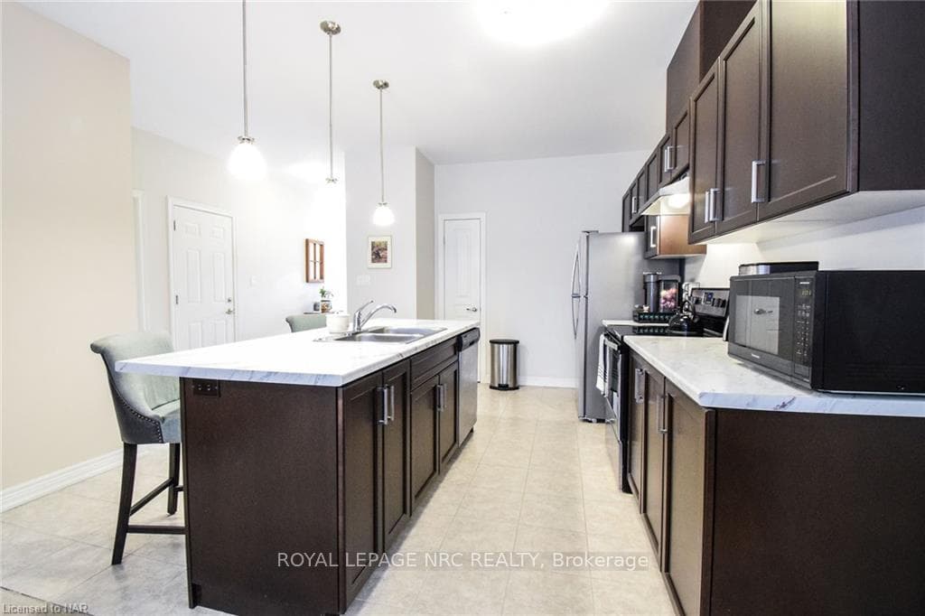 16 ELLIS Avenue photo 8
