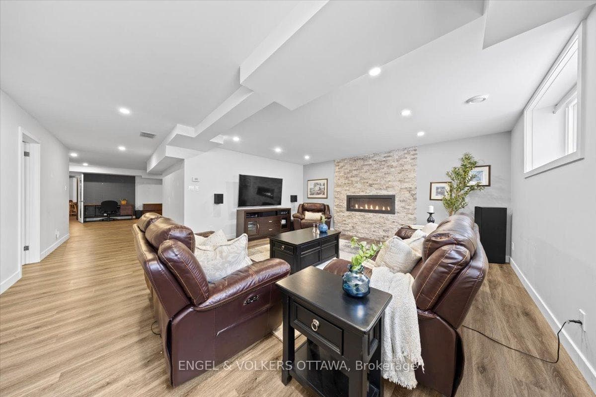 1005 Gold Crescent photo 32