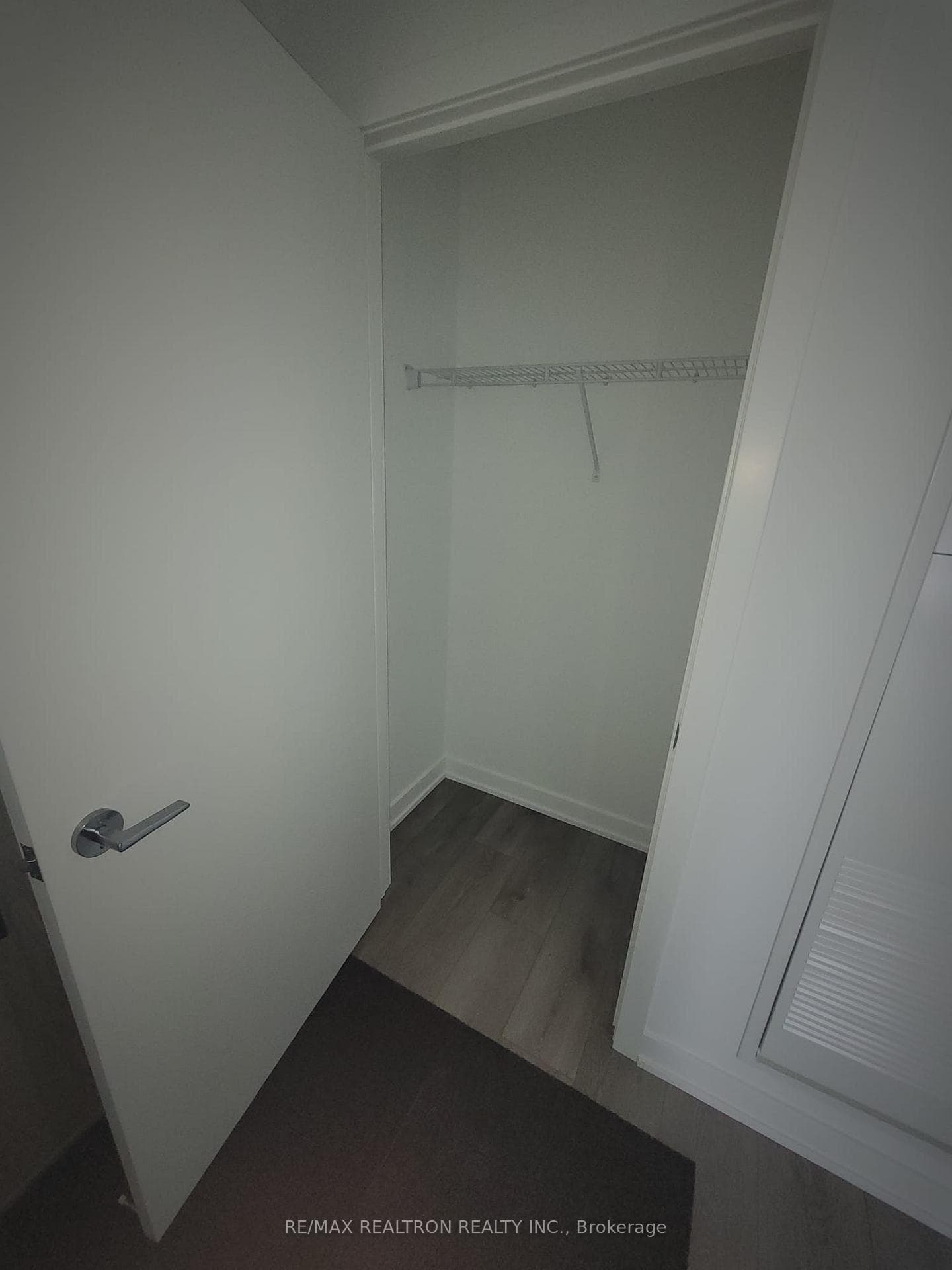 1007 The Queensway N/A Unit 530 photo 5