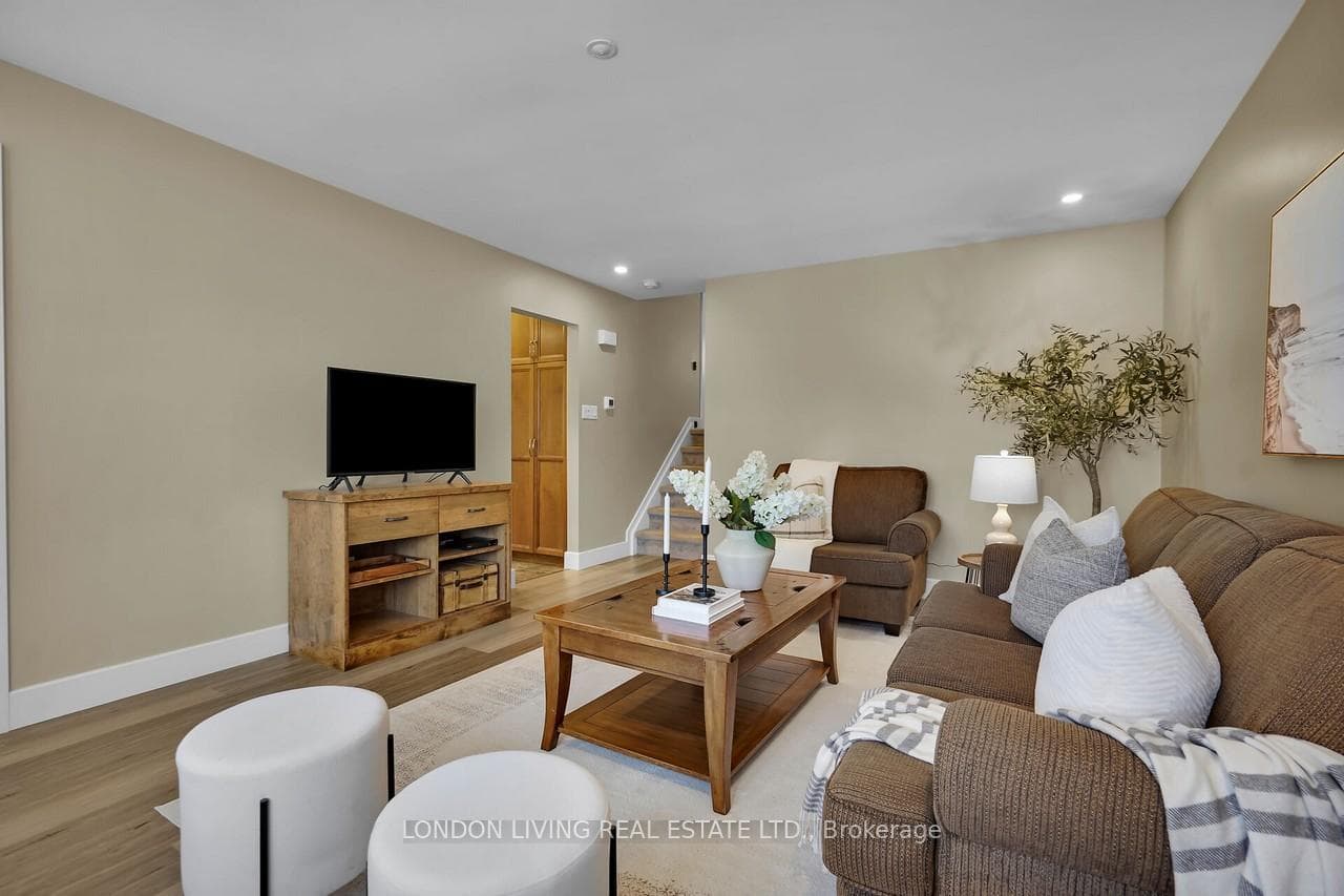 74 Jena Crescent photo 6