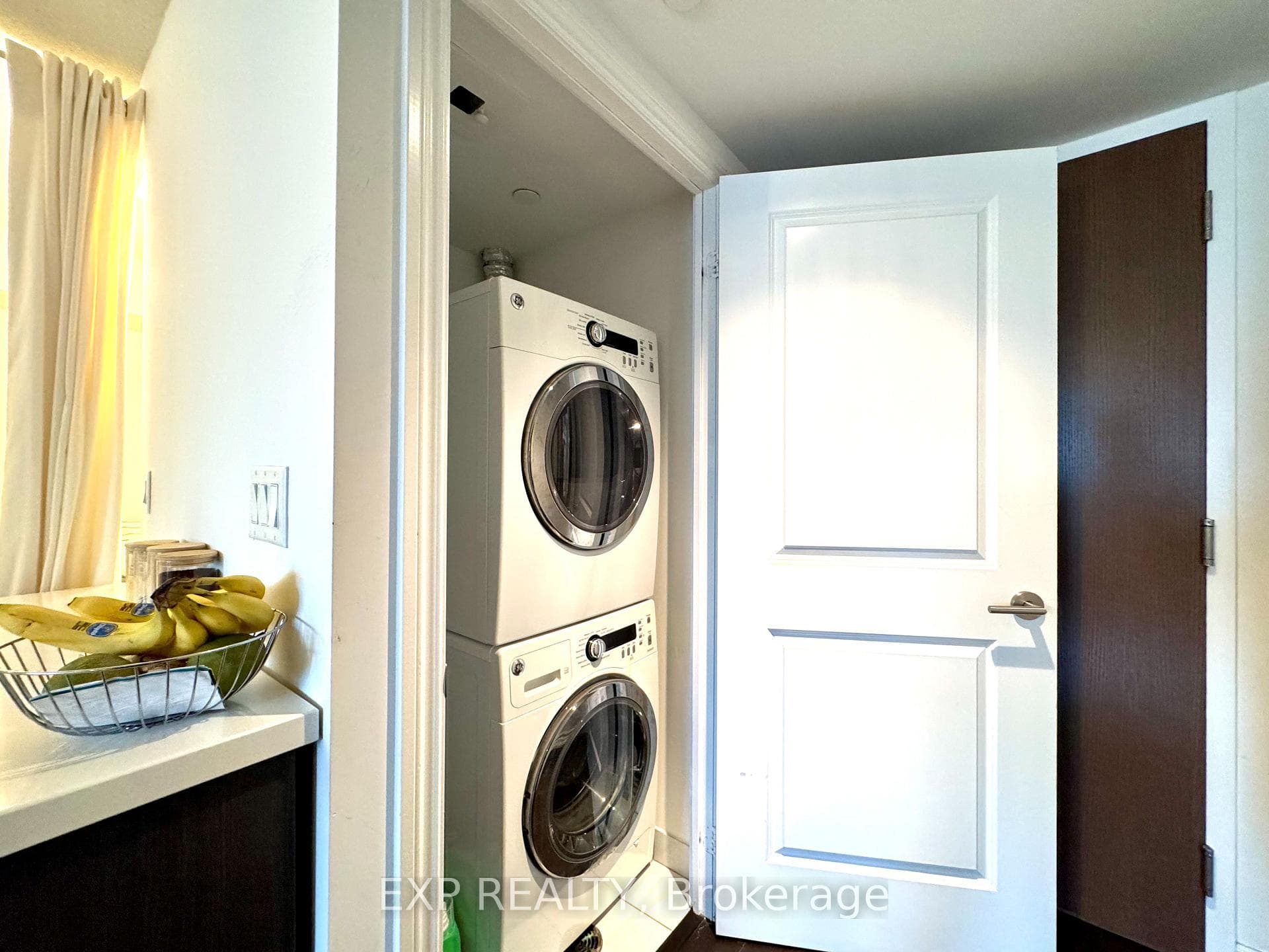 386 Yonge Street Unit 1512 photo 13