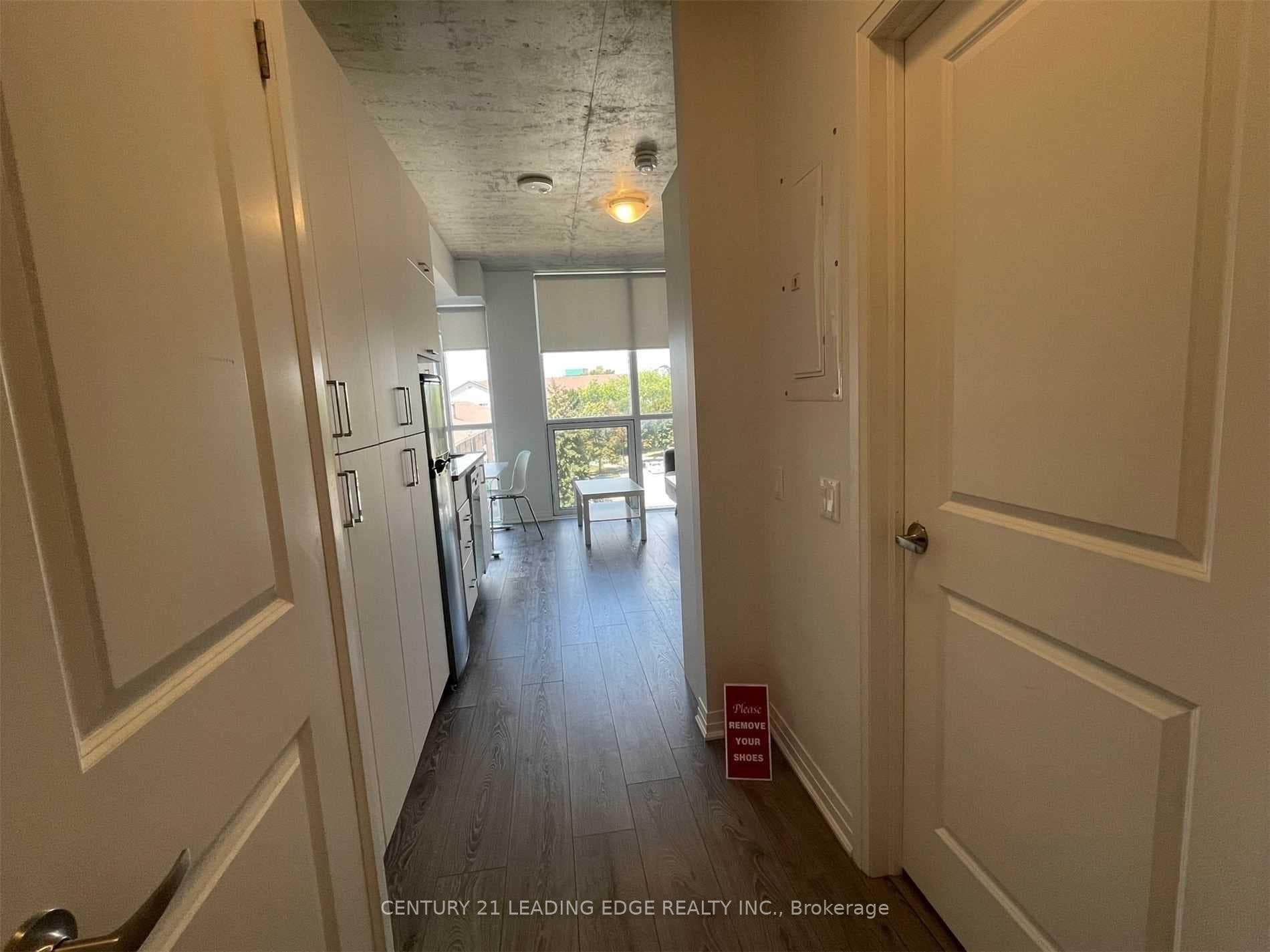 1900 SIMCOE Street Unit 422 photo 1