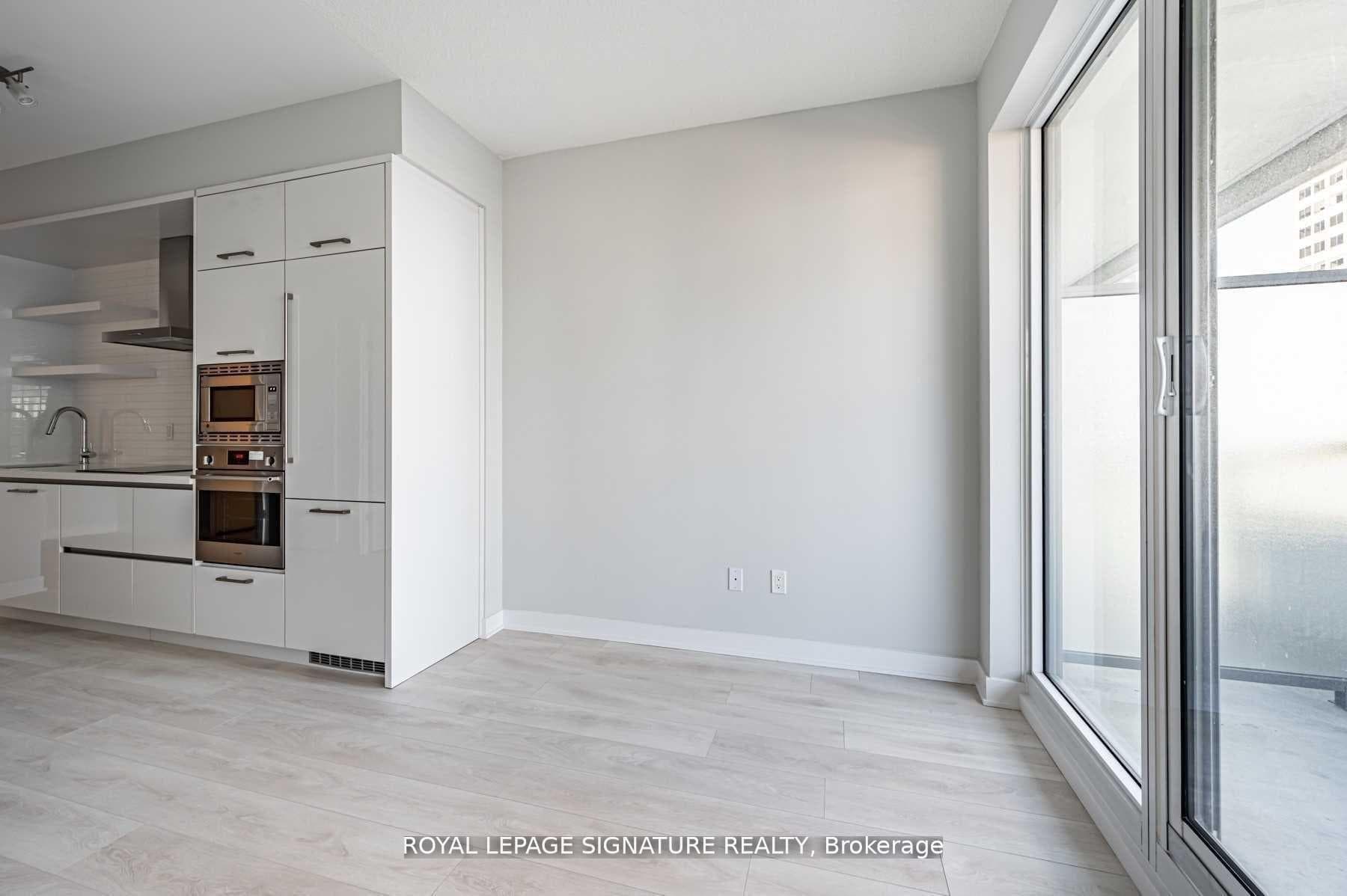 2221 Yonge Street Unit 1410 photo 3