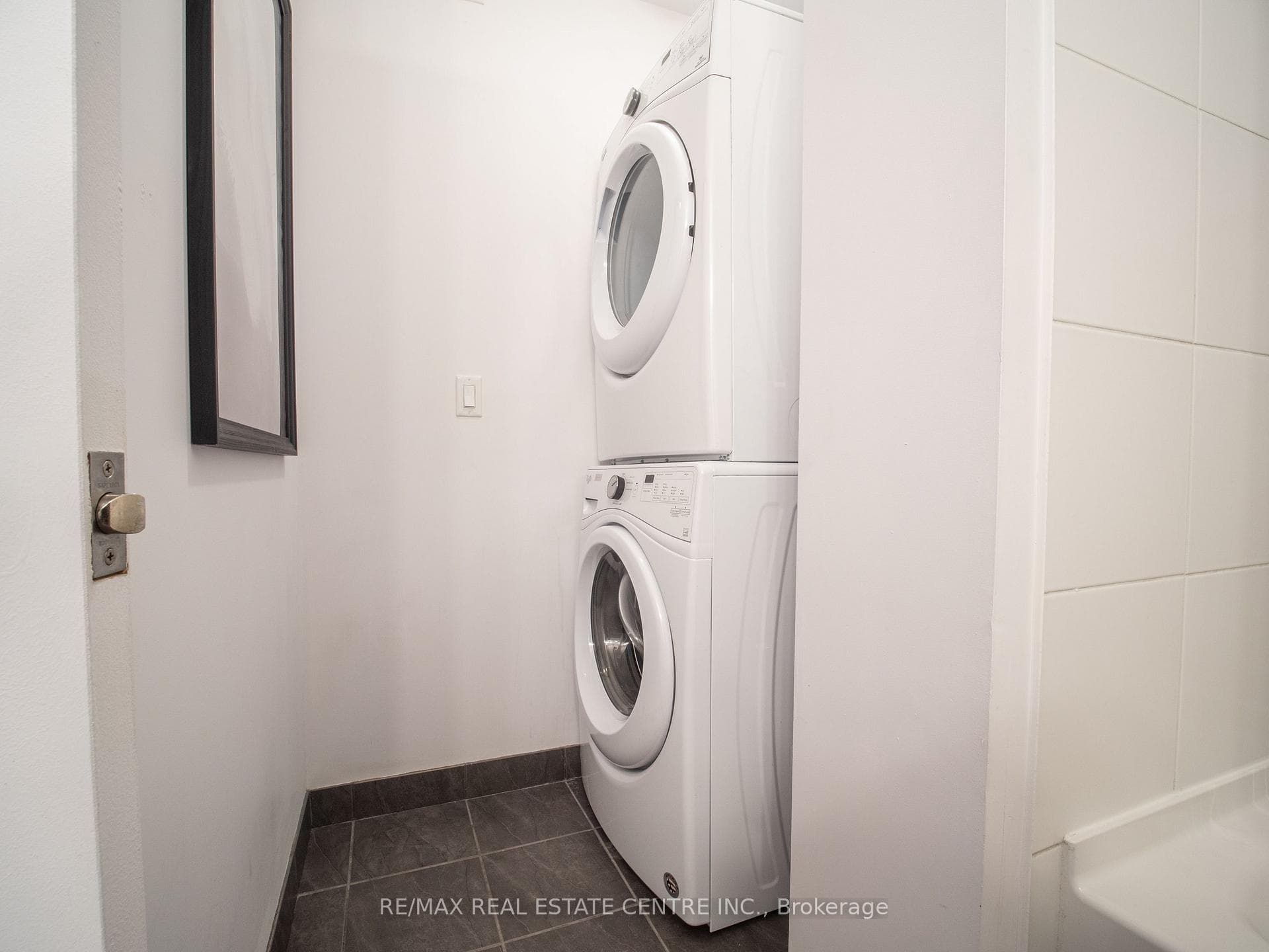 2490 Old Bronte Road Unit 102 photo 9