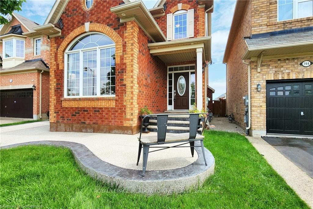 740 Rayner Court photo 1