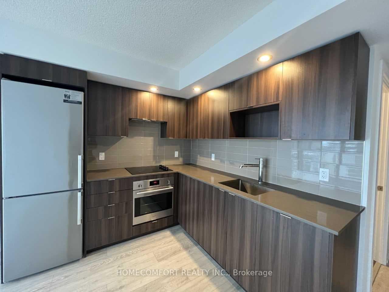 225 Village Green Square Unit 910 photo 8