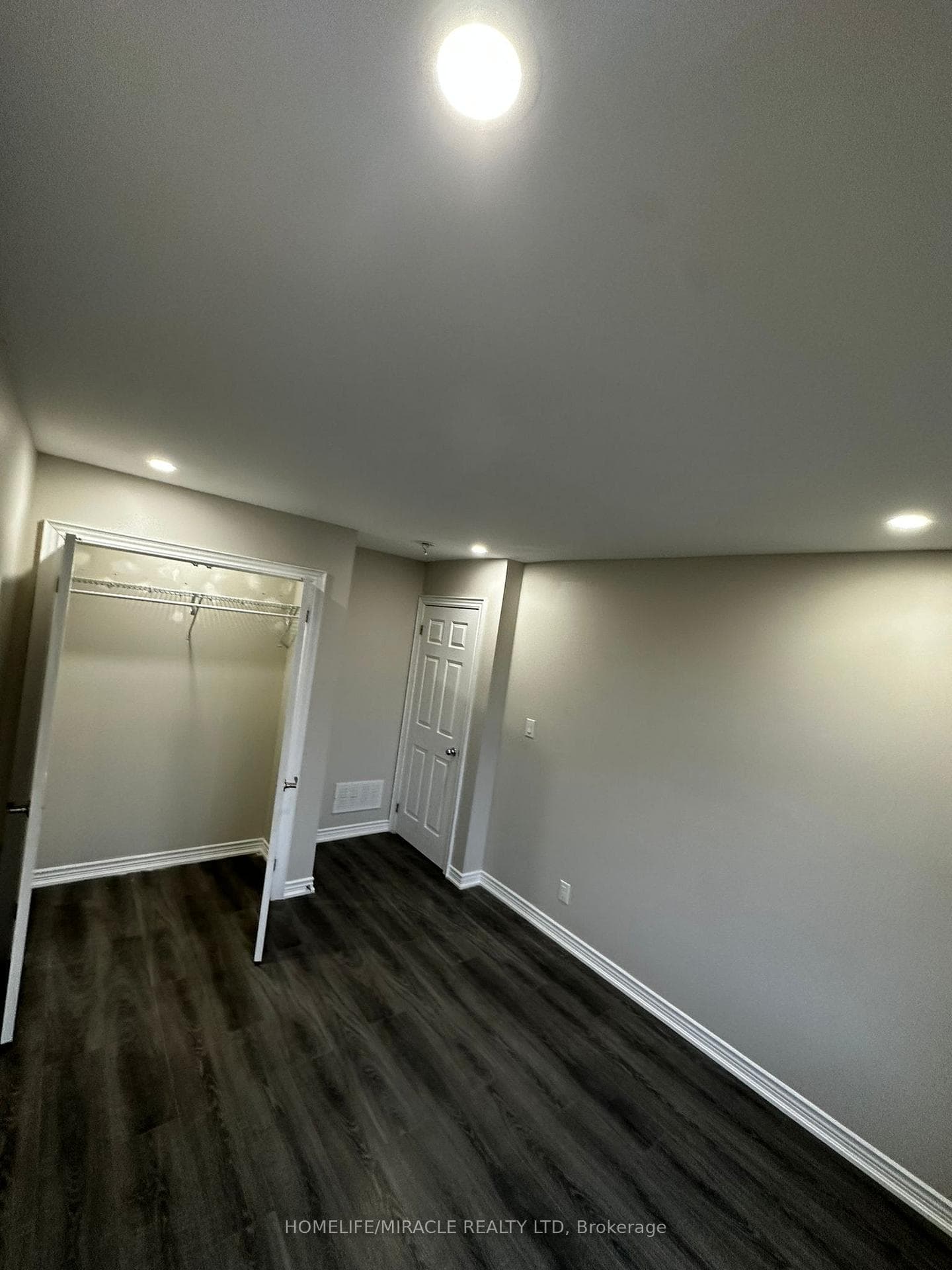 637 Simcoe Street photo 14