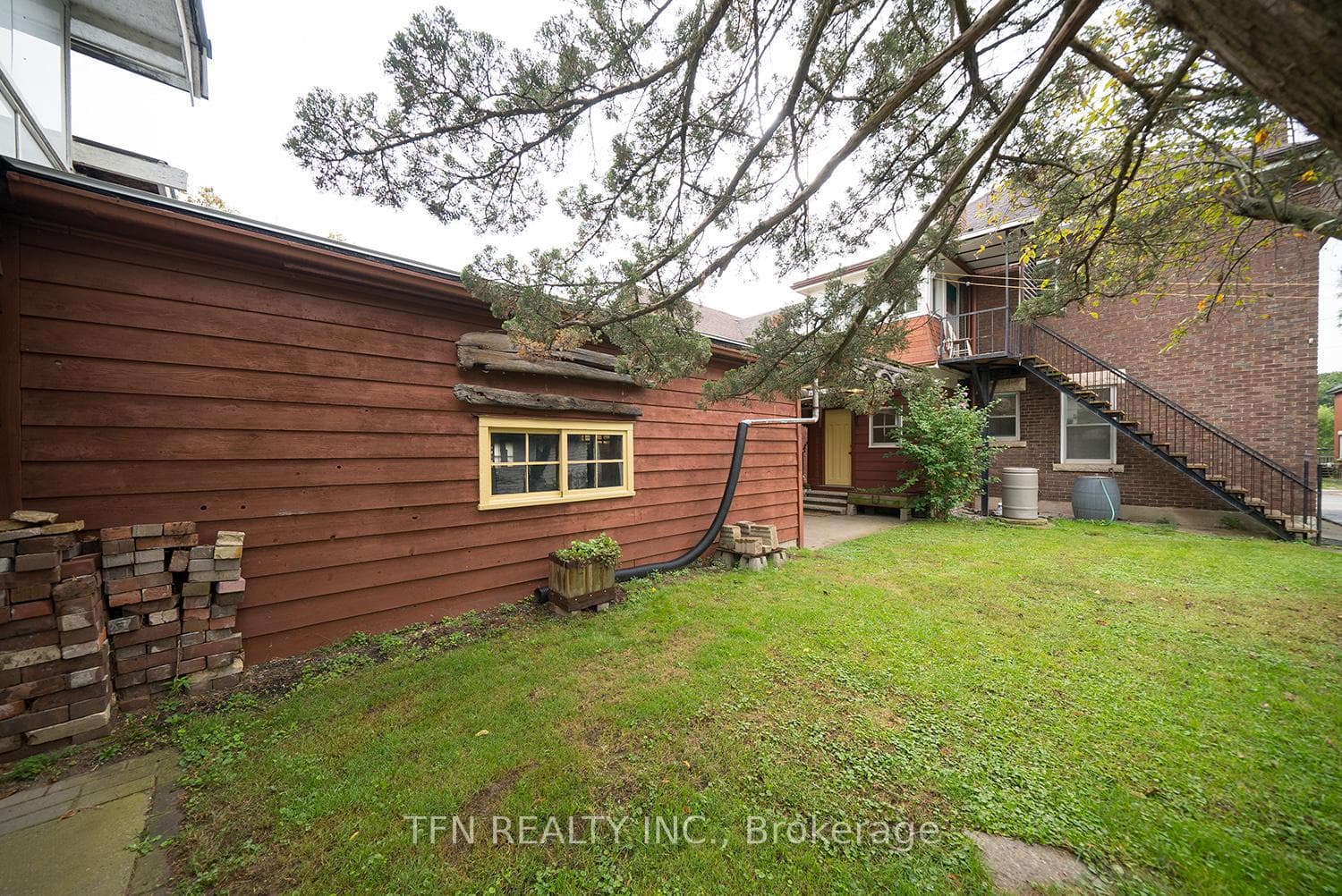 480 Colborne Street photo 19