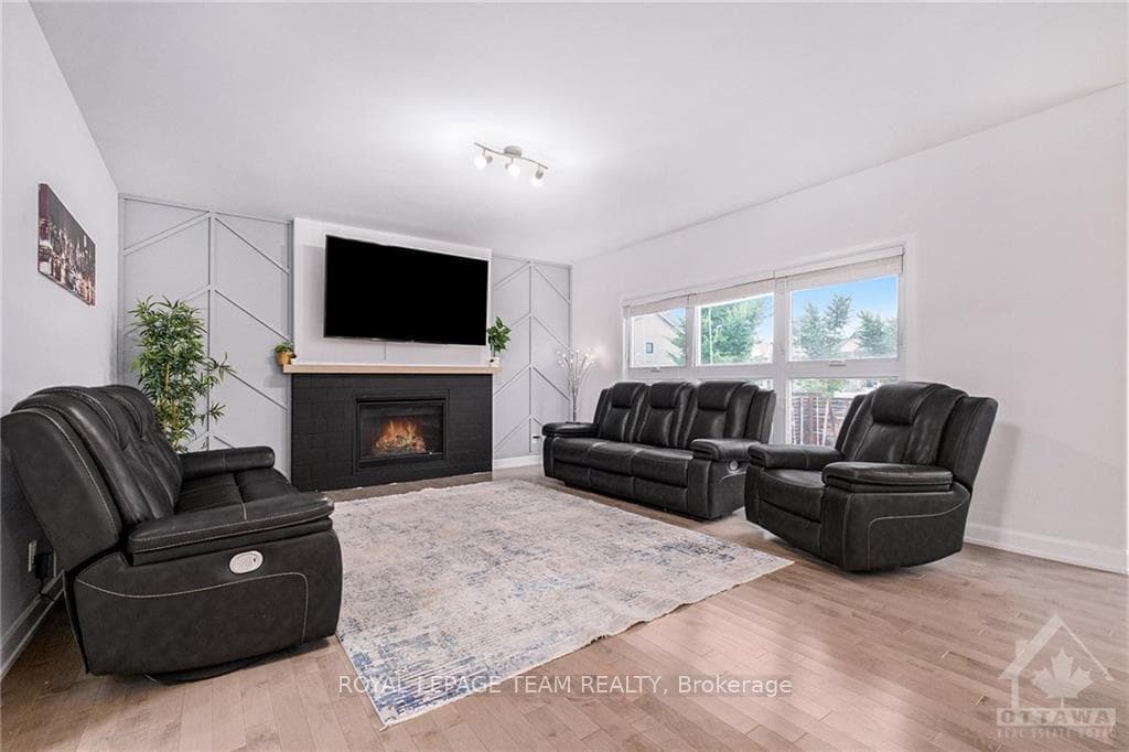 241 SUNSET Crescent photo 7