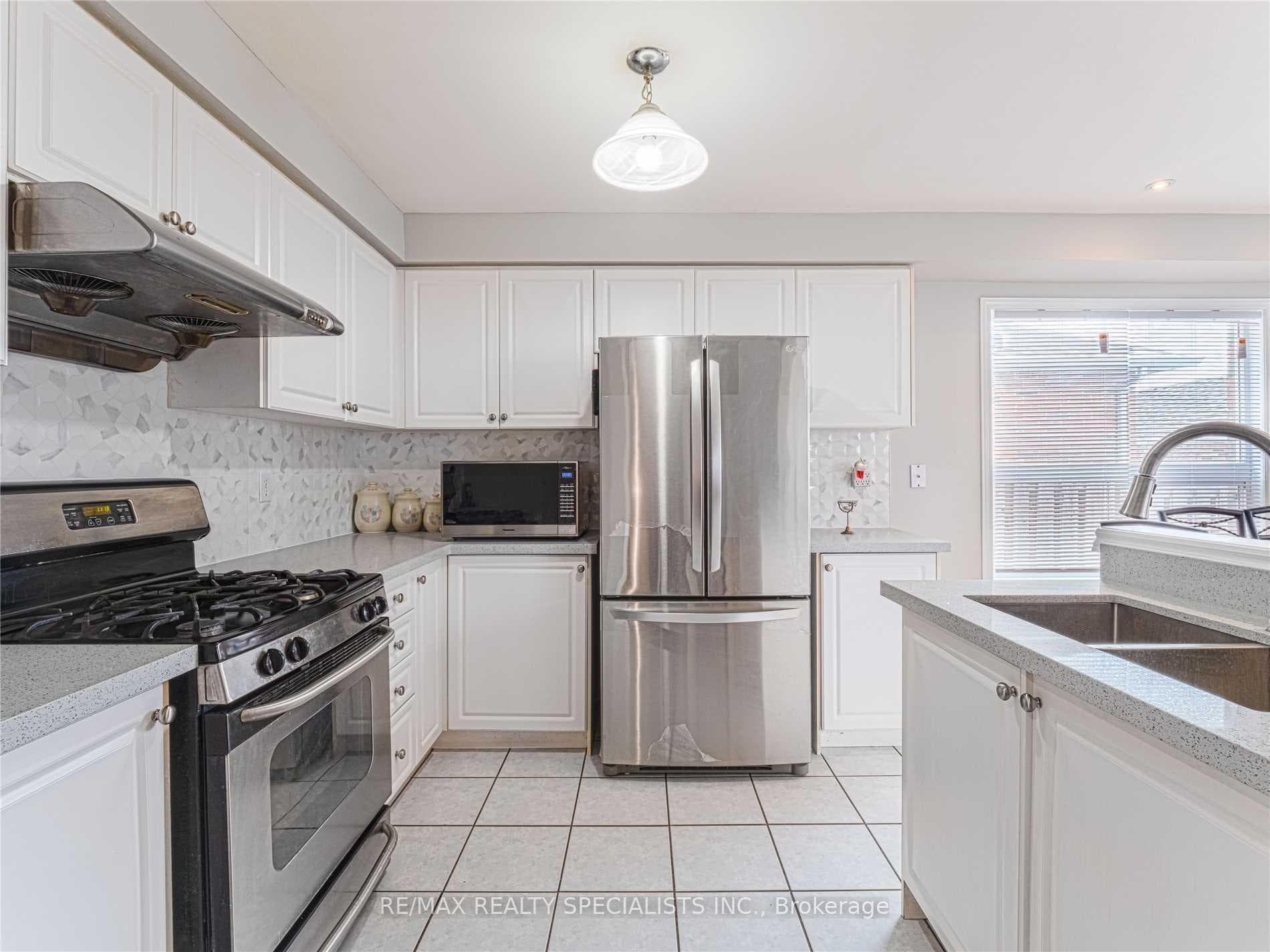 3235 EQUESTRIAN Crescent photo 6