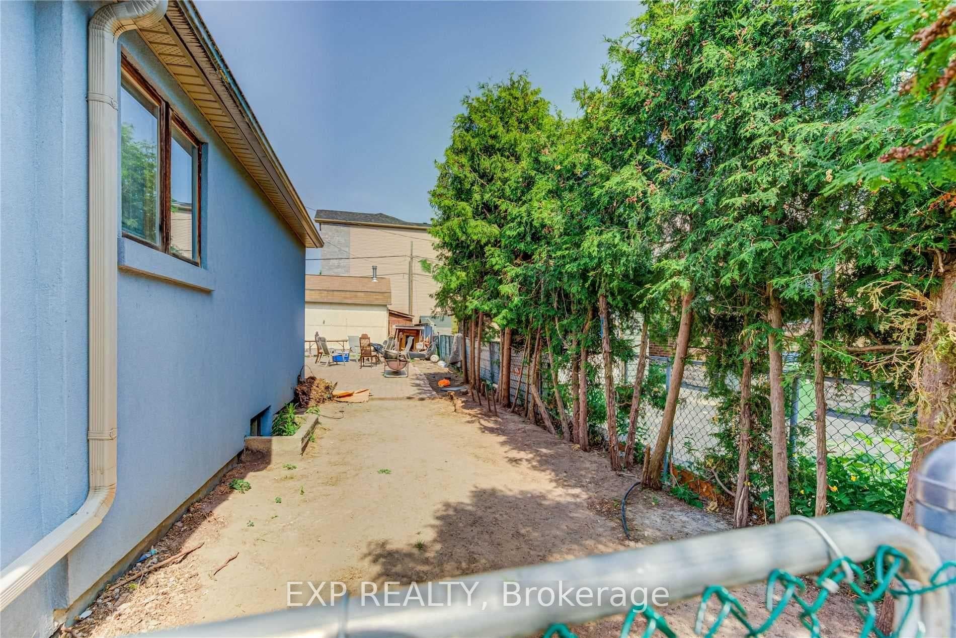 145 Leyton Avenue photo 4