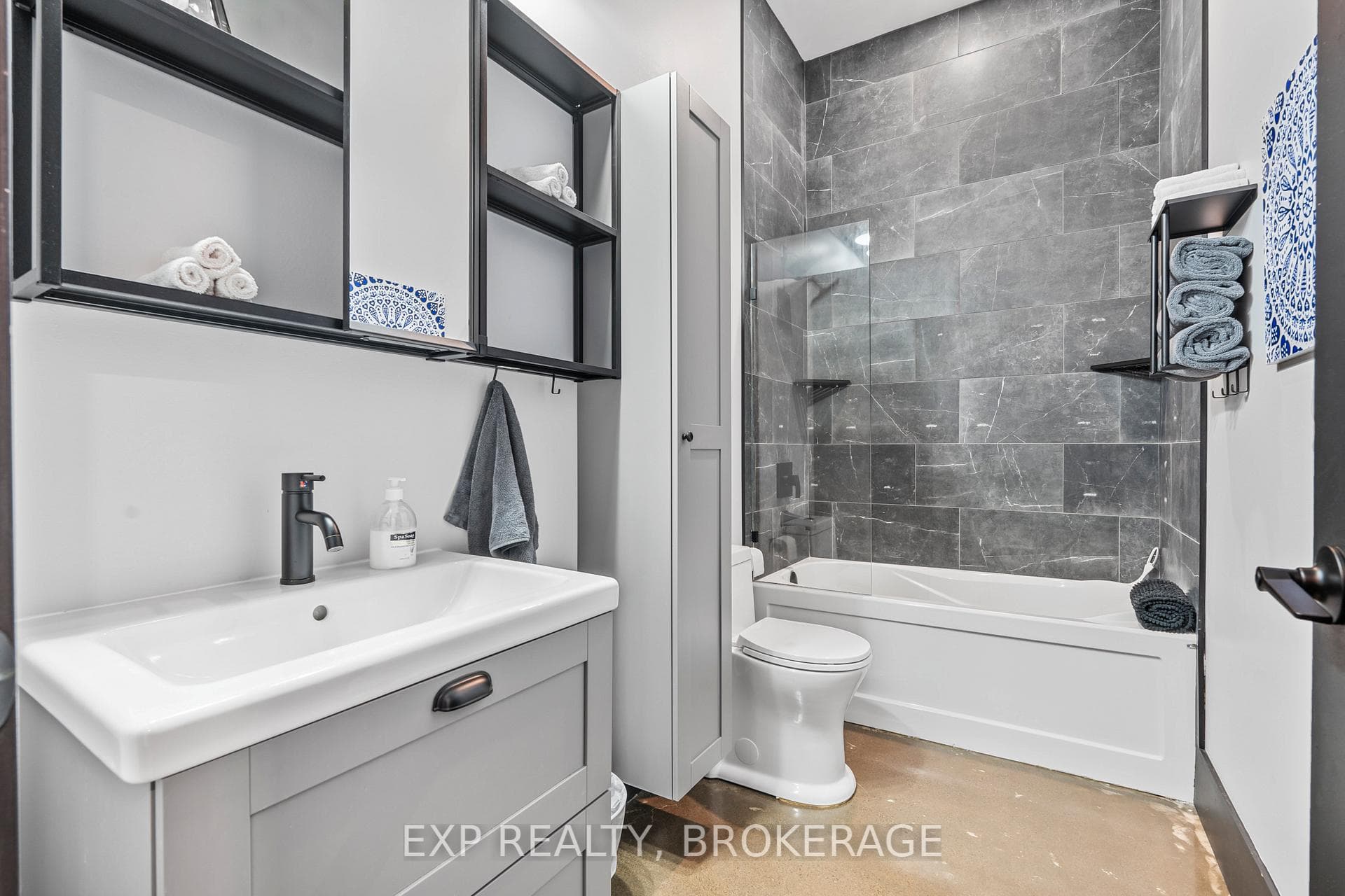 55 HANLON BAY Road photo 29