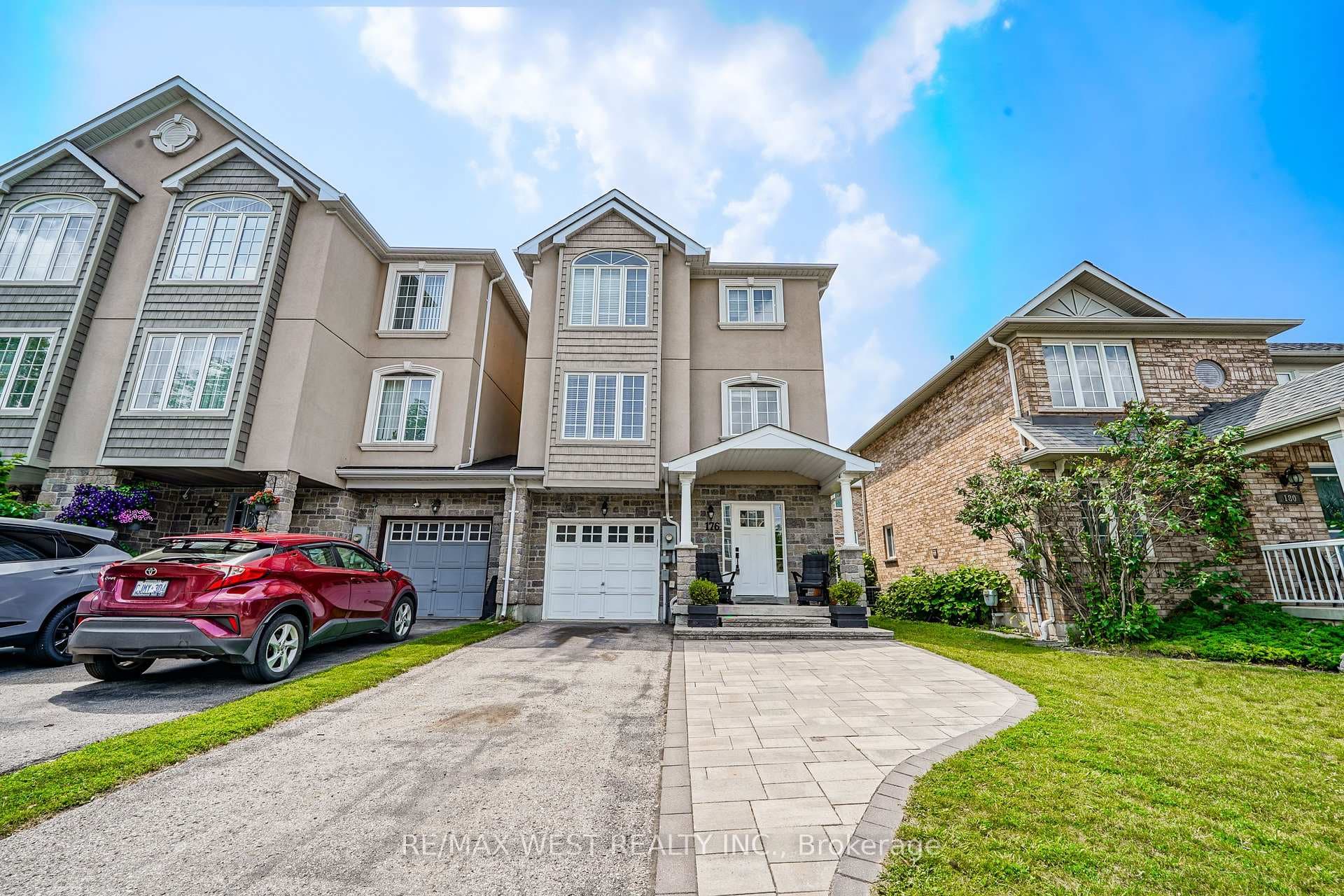 176 Gail Parks Crescent photo 2