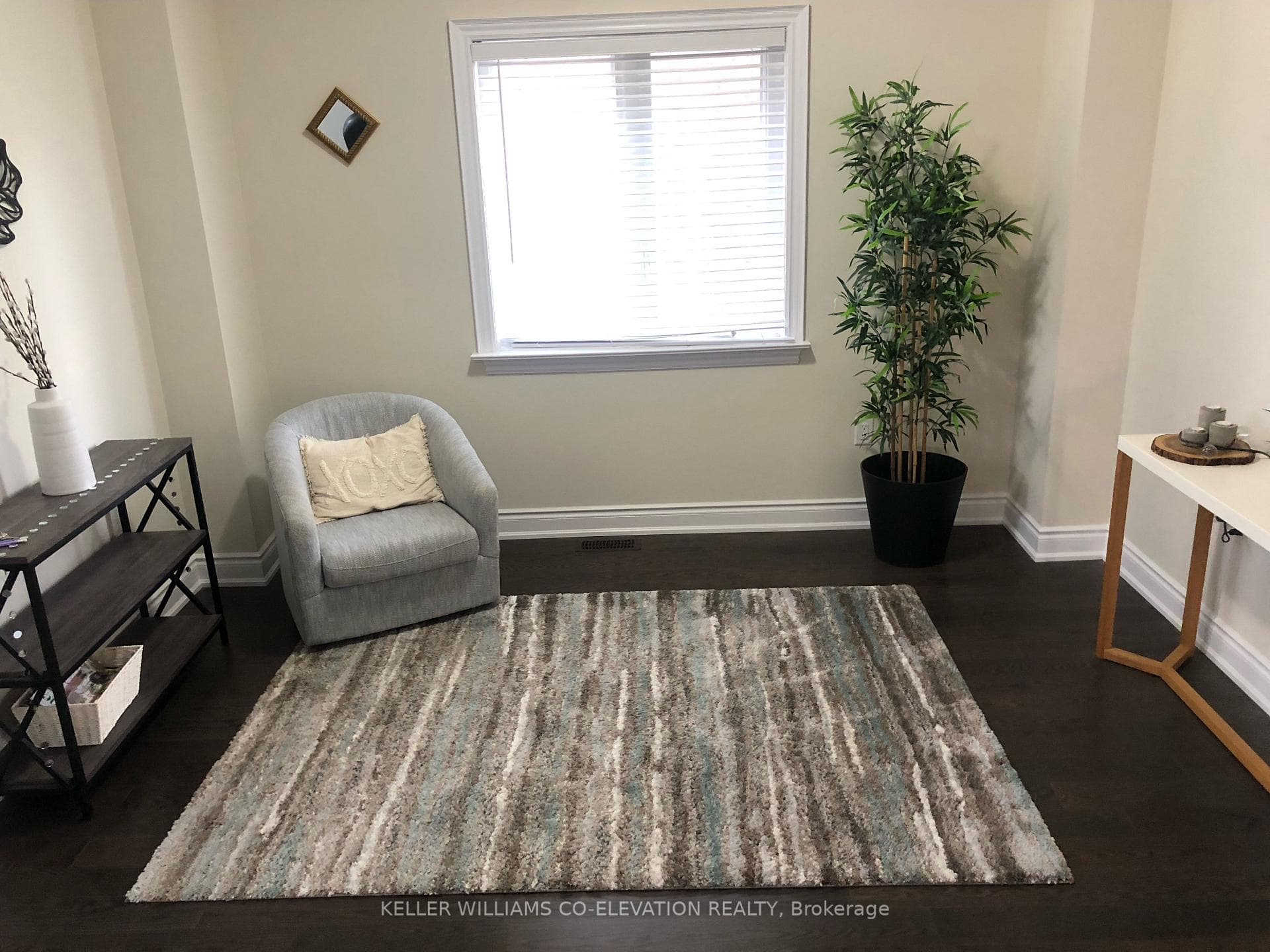 56 Janes Crescent photo 4