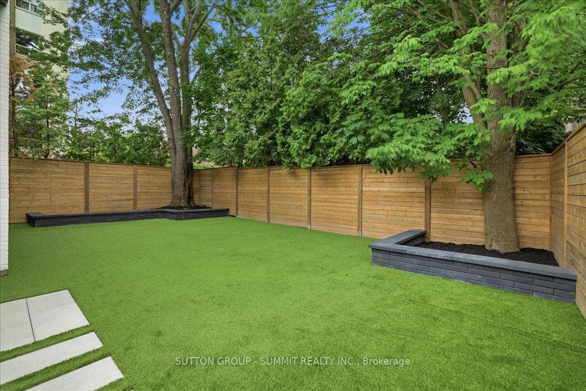 160 Allan Street photo 35