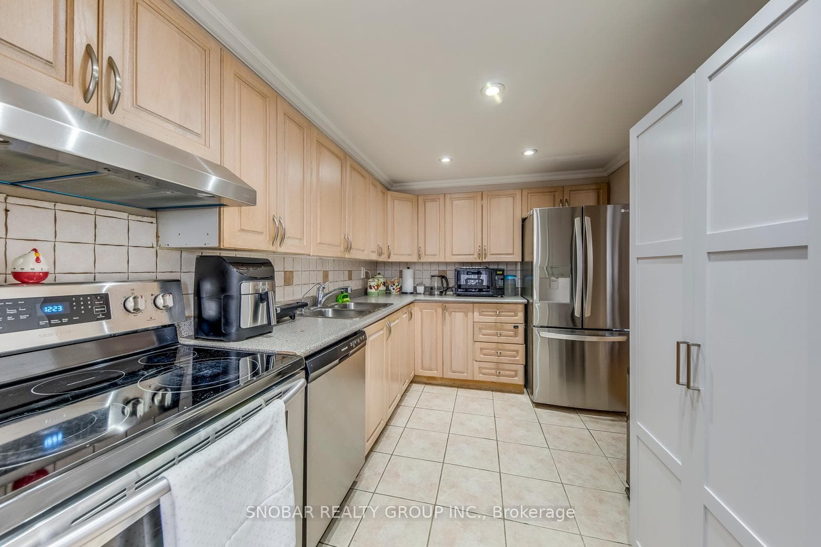 11 Wincott Drive Unit 810 photo 2