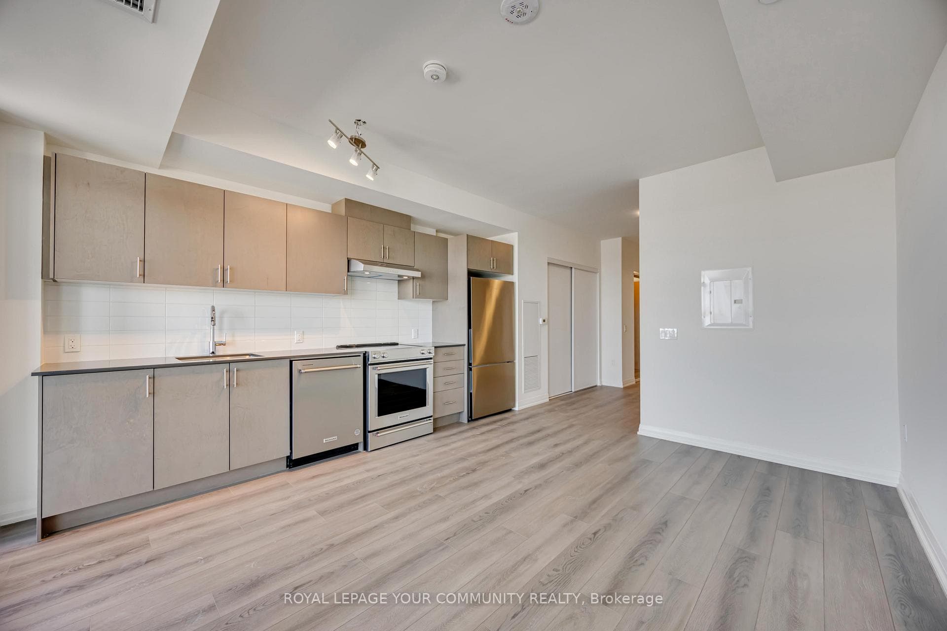 8960 Jane Street Unit 429 photo 16