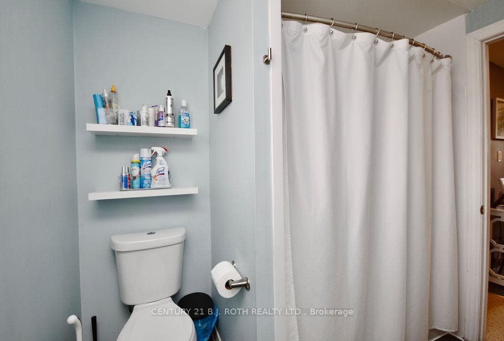 96 Mowat Crescent photo 13
