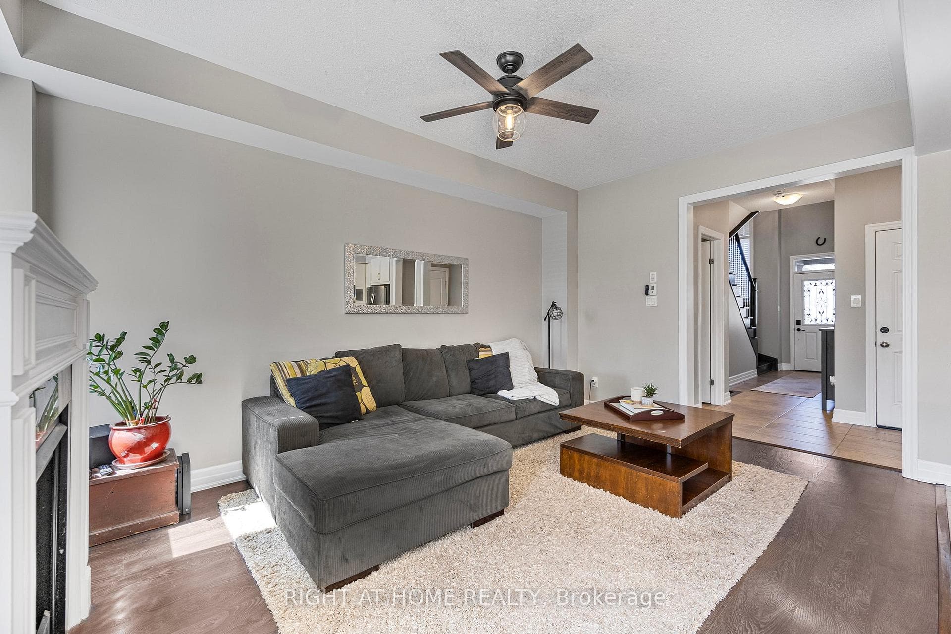 Lots of natural light in livingroom and kitchen