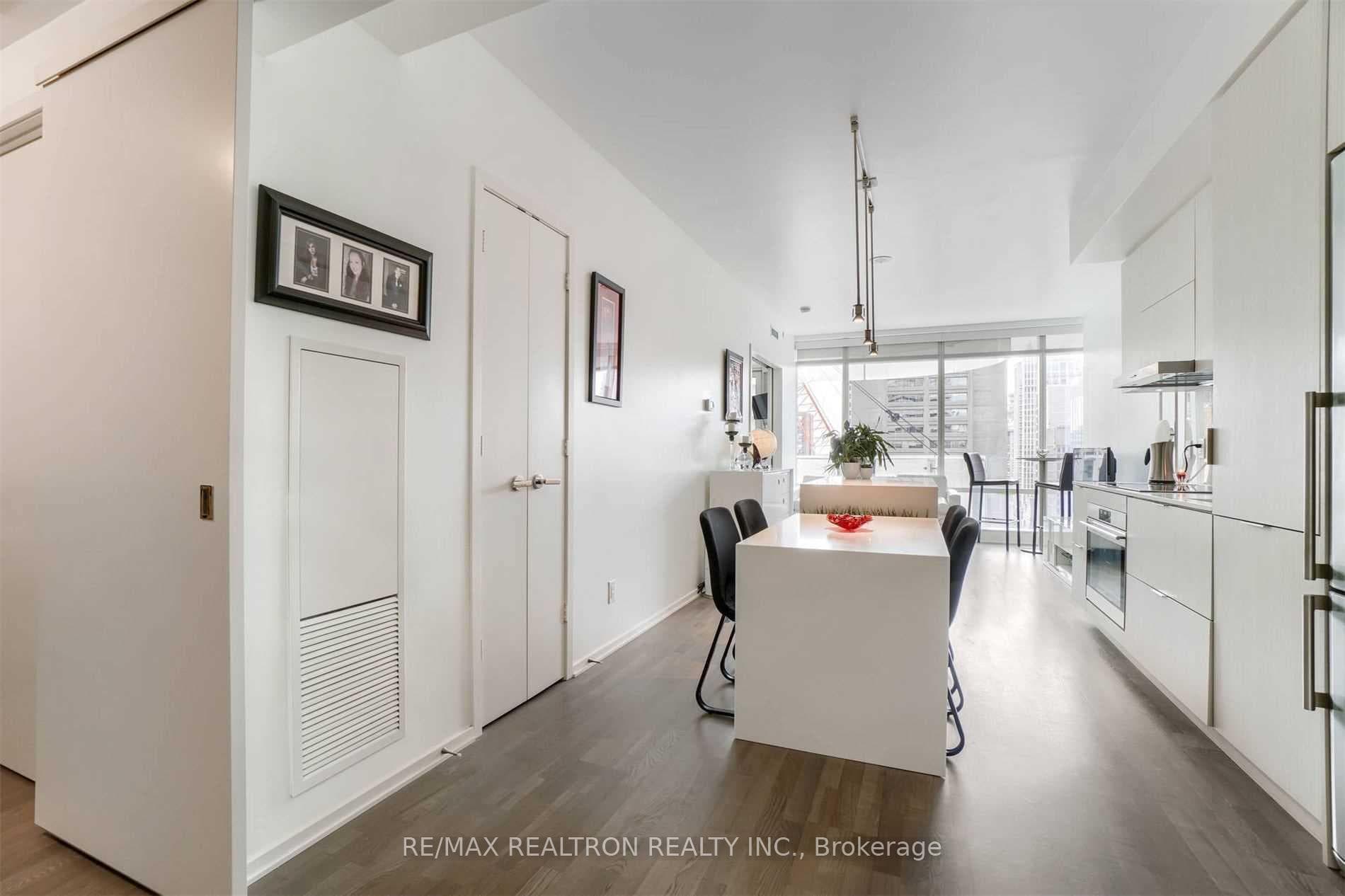 1 Bloor Street Unit 1009 photo 2