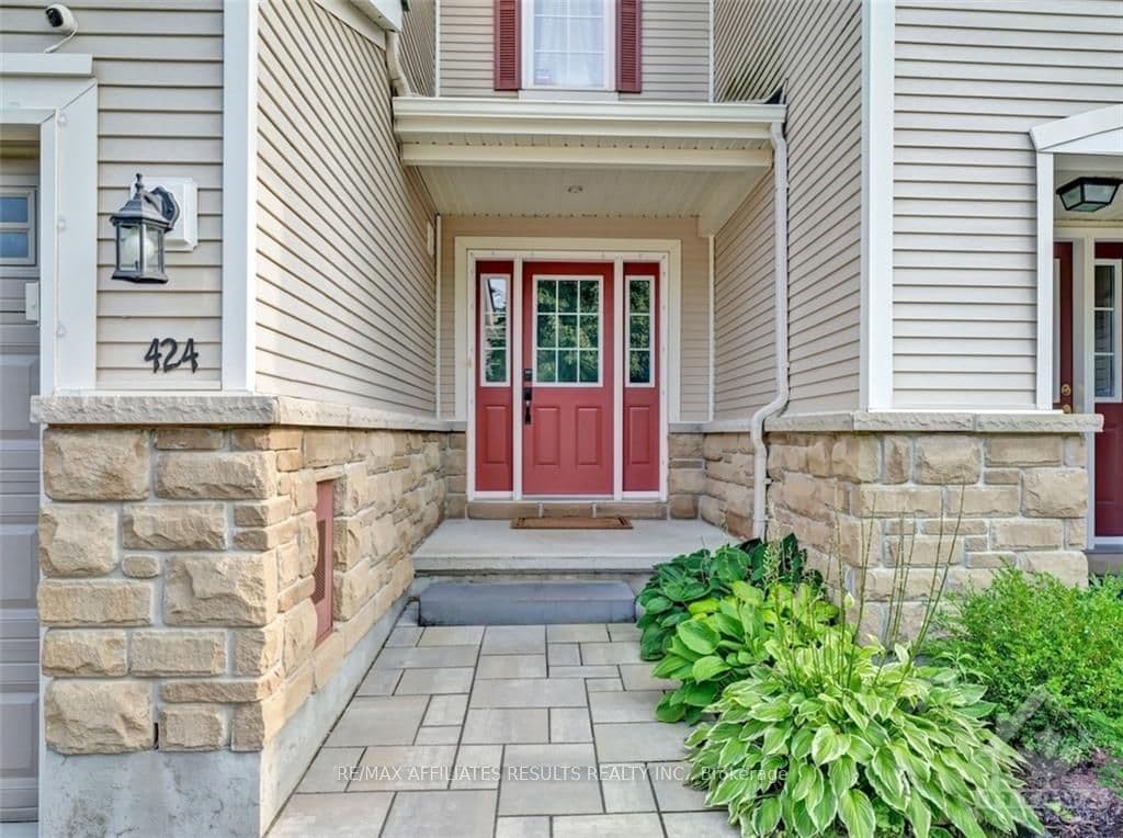 424 ASHBOURNE Crescent photo 2