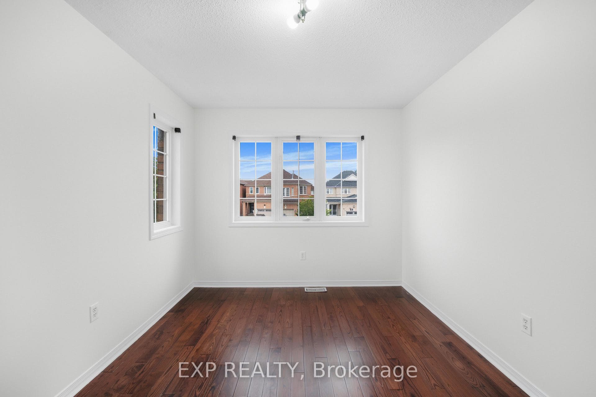 128 Olympia Crescent photo 20