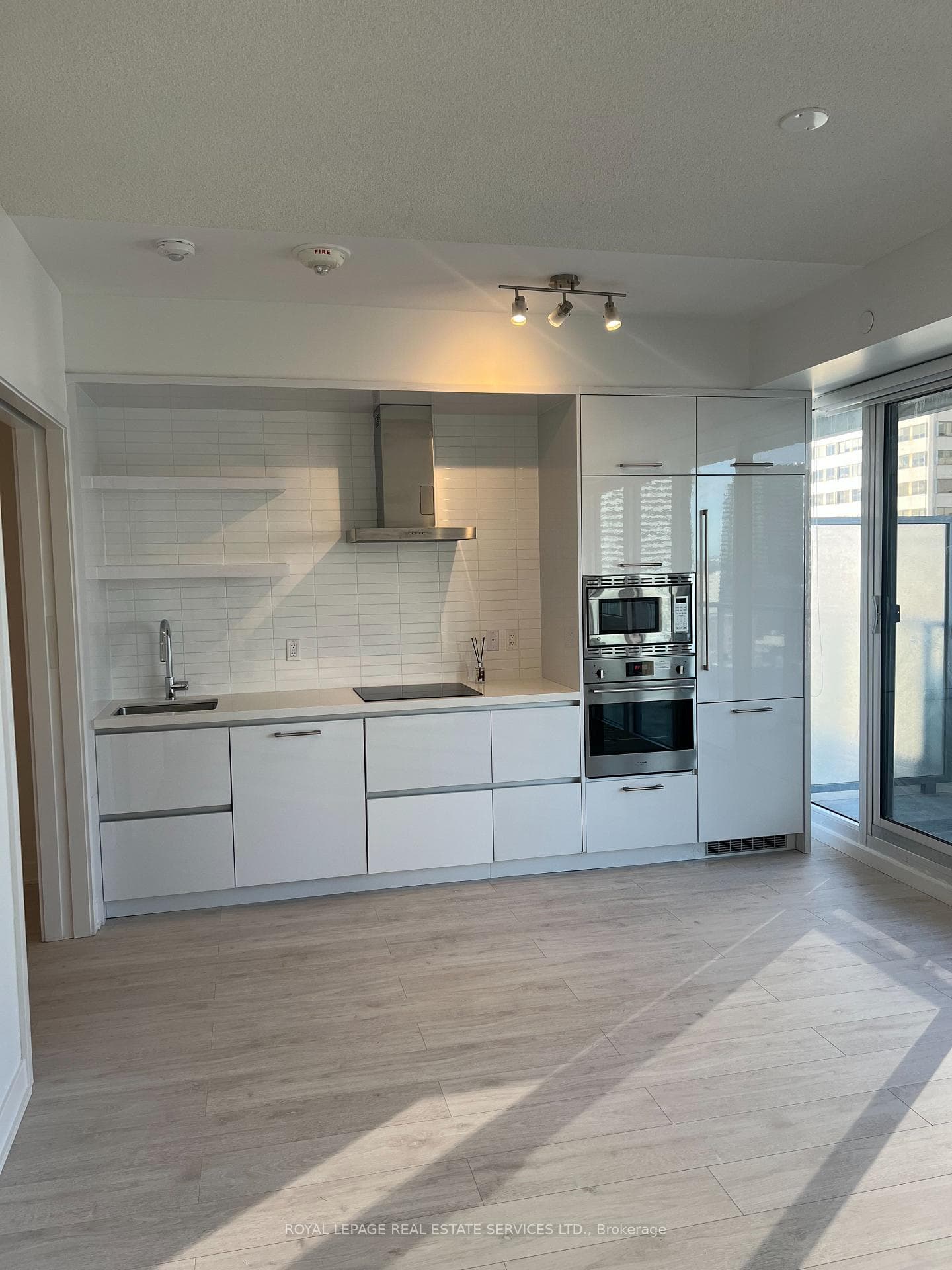 2221 Yonge Street Unit 1911 photo 9