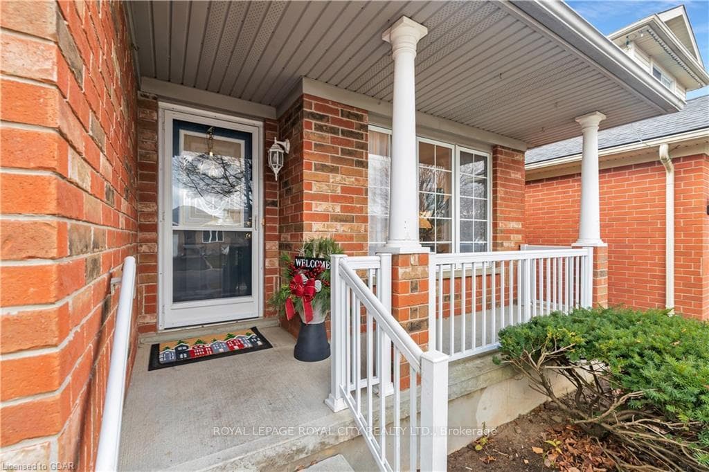75 Colbourne Crescent photo 1