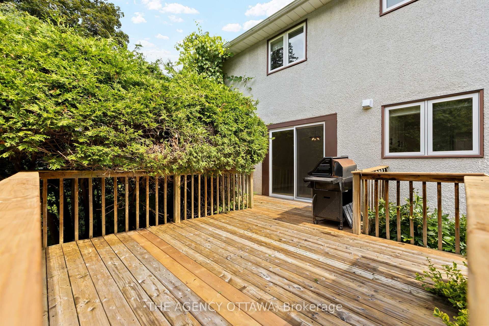 688 LAVERENDRYE Drive photo 36