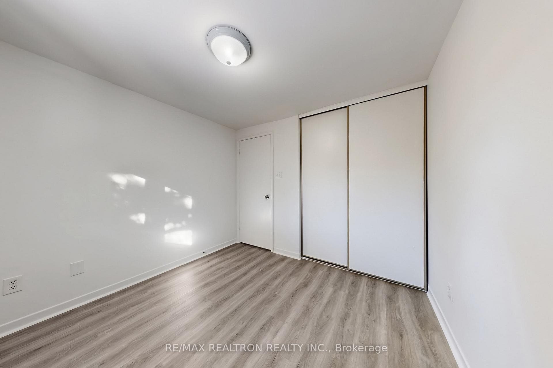 32 Panter Crescent photo 26