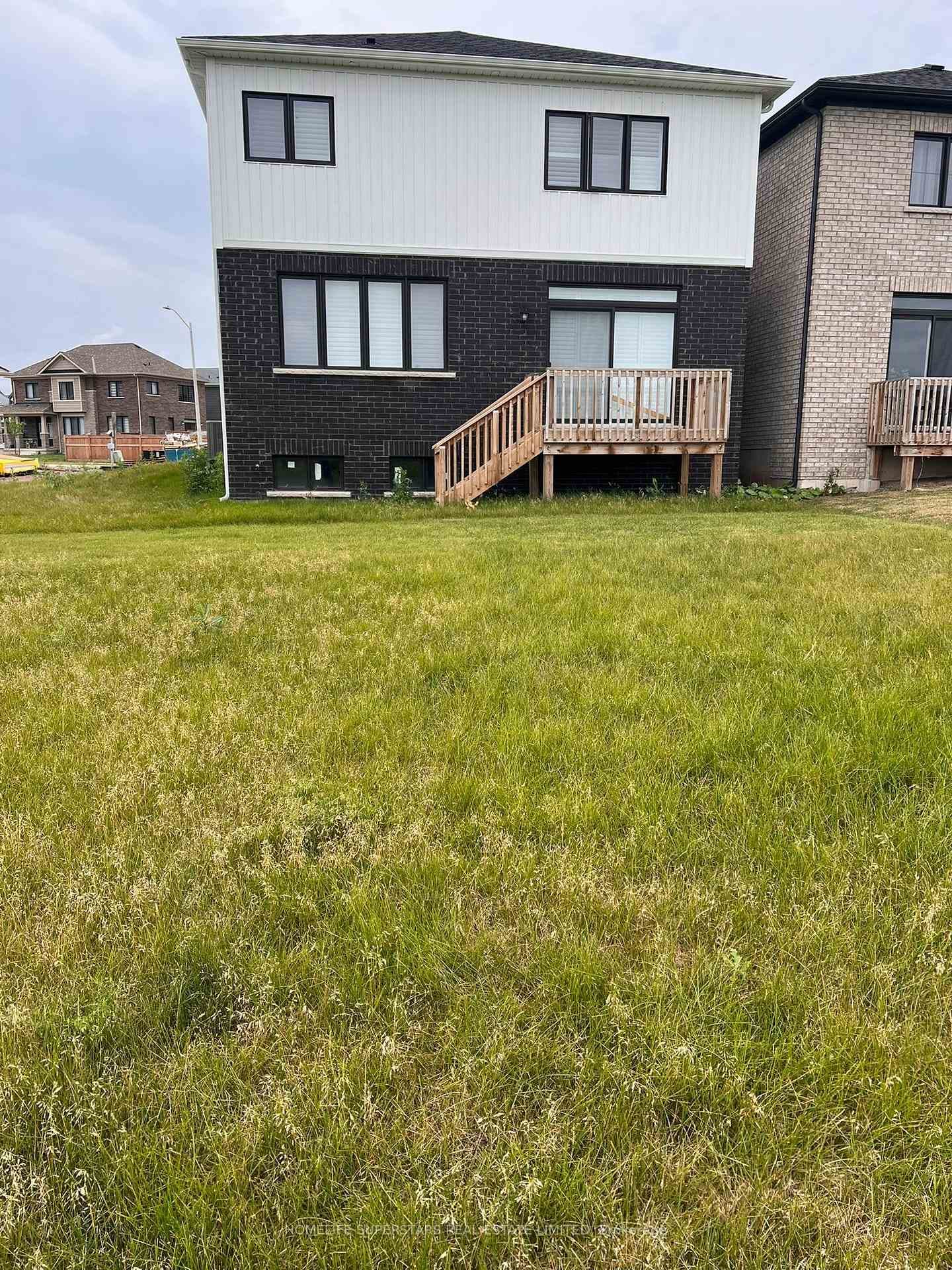188 AVIRON Crescent photo 49