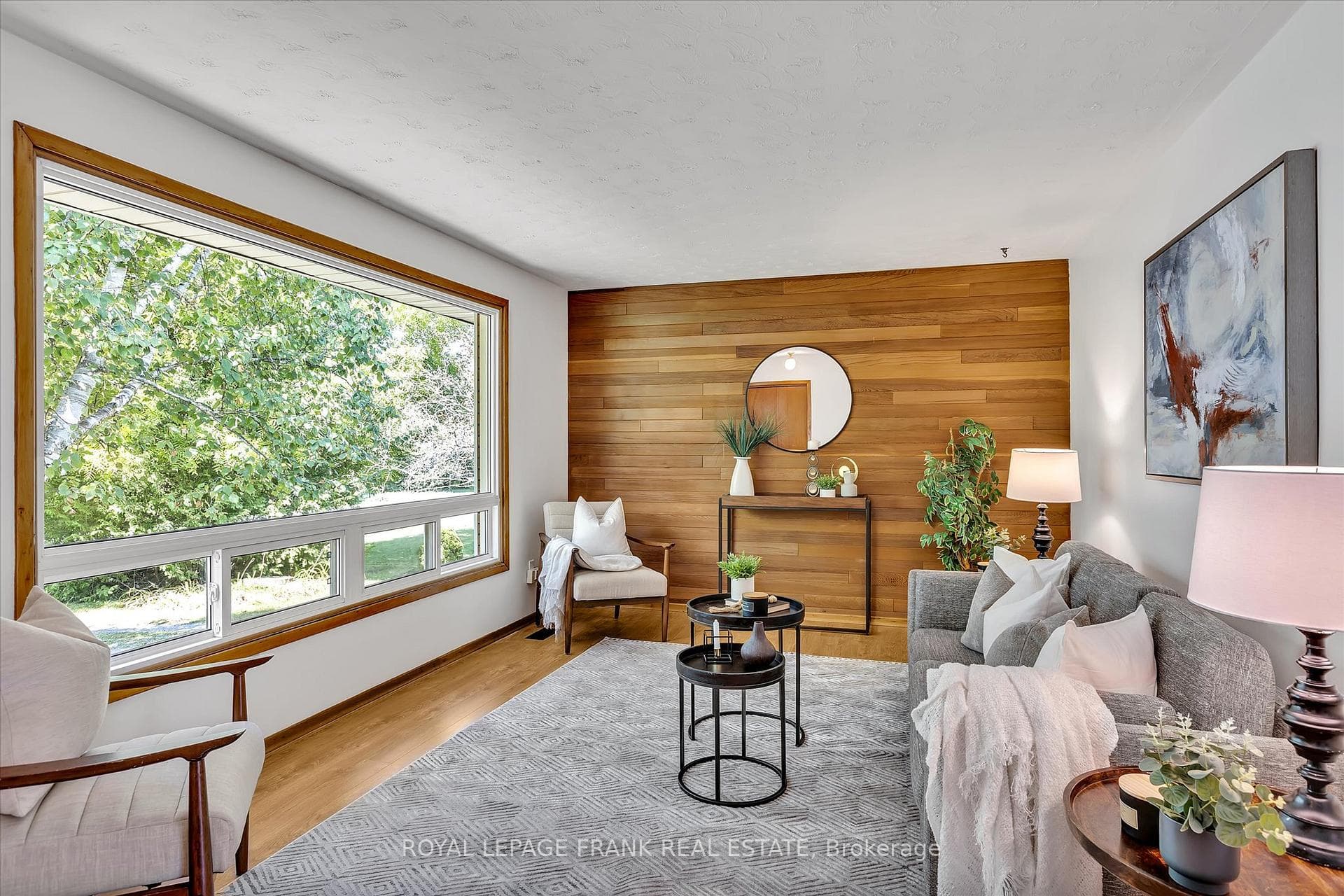 701 Cedarvale Crescent photo 4
