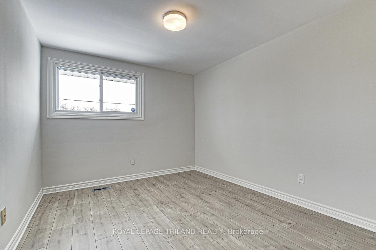 5 Vanier Place photo 12