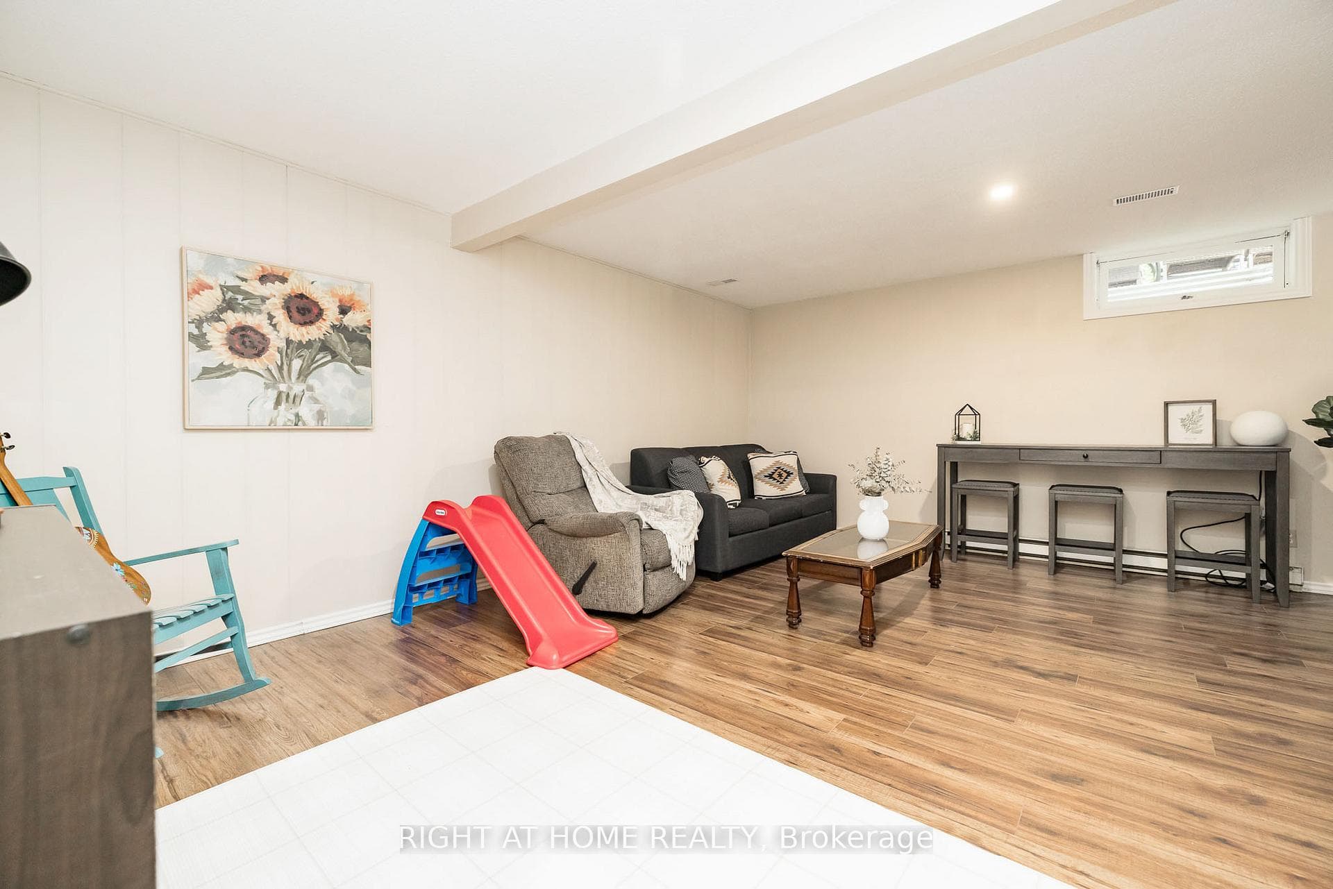 Large recreation room in basement