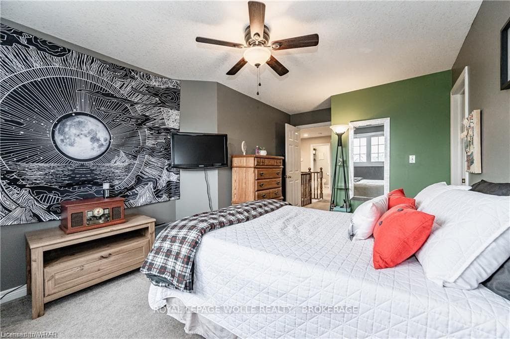 19 HEARTHWOOD Crescent photo 20