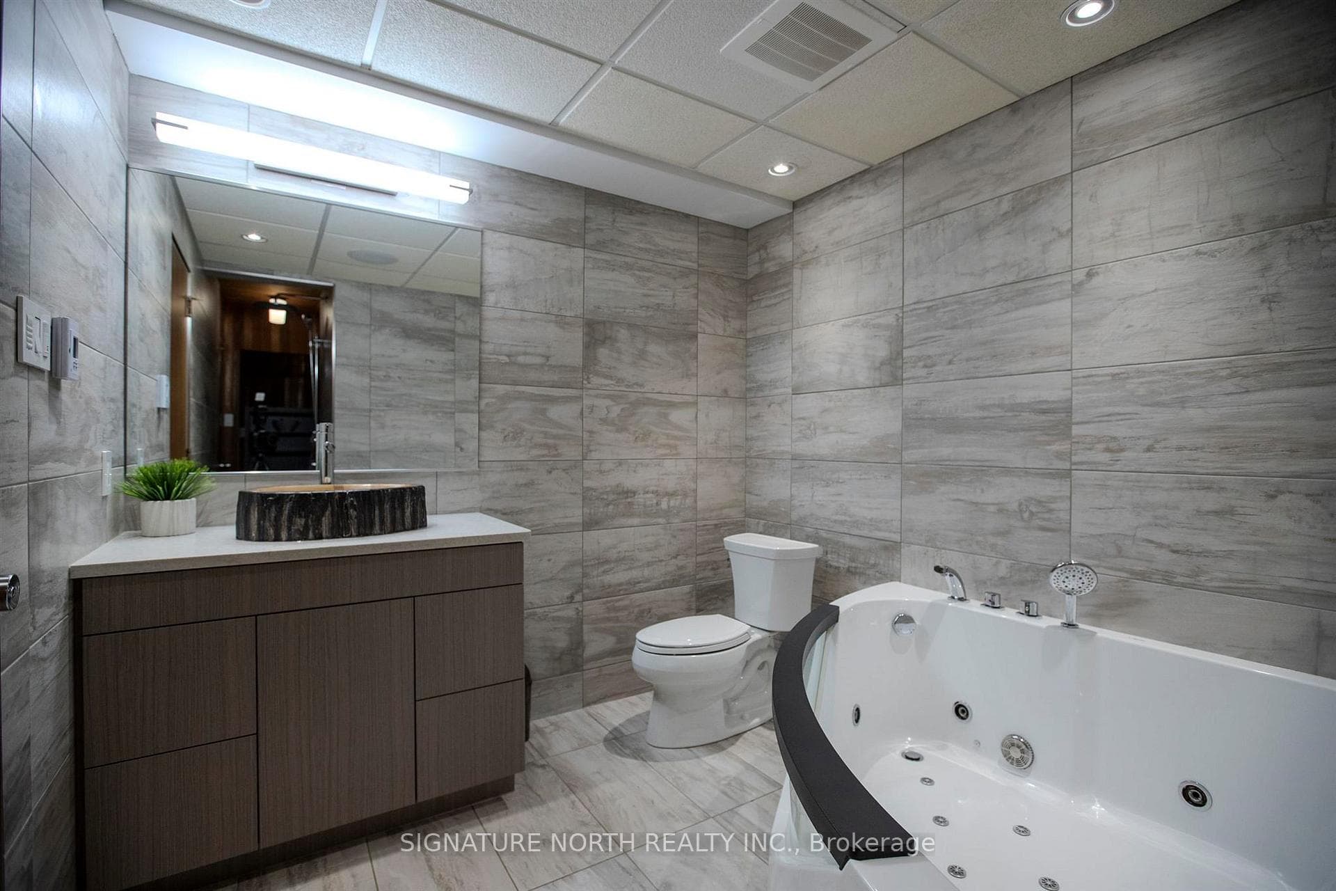 1577 Arthur Street W photo 35