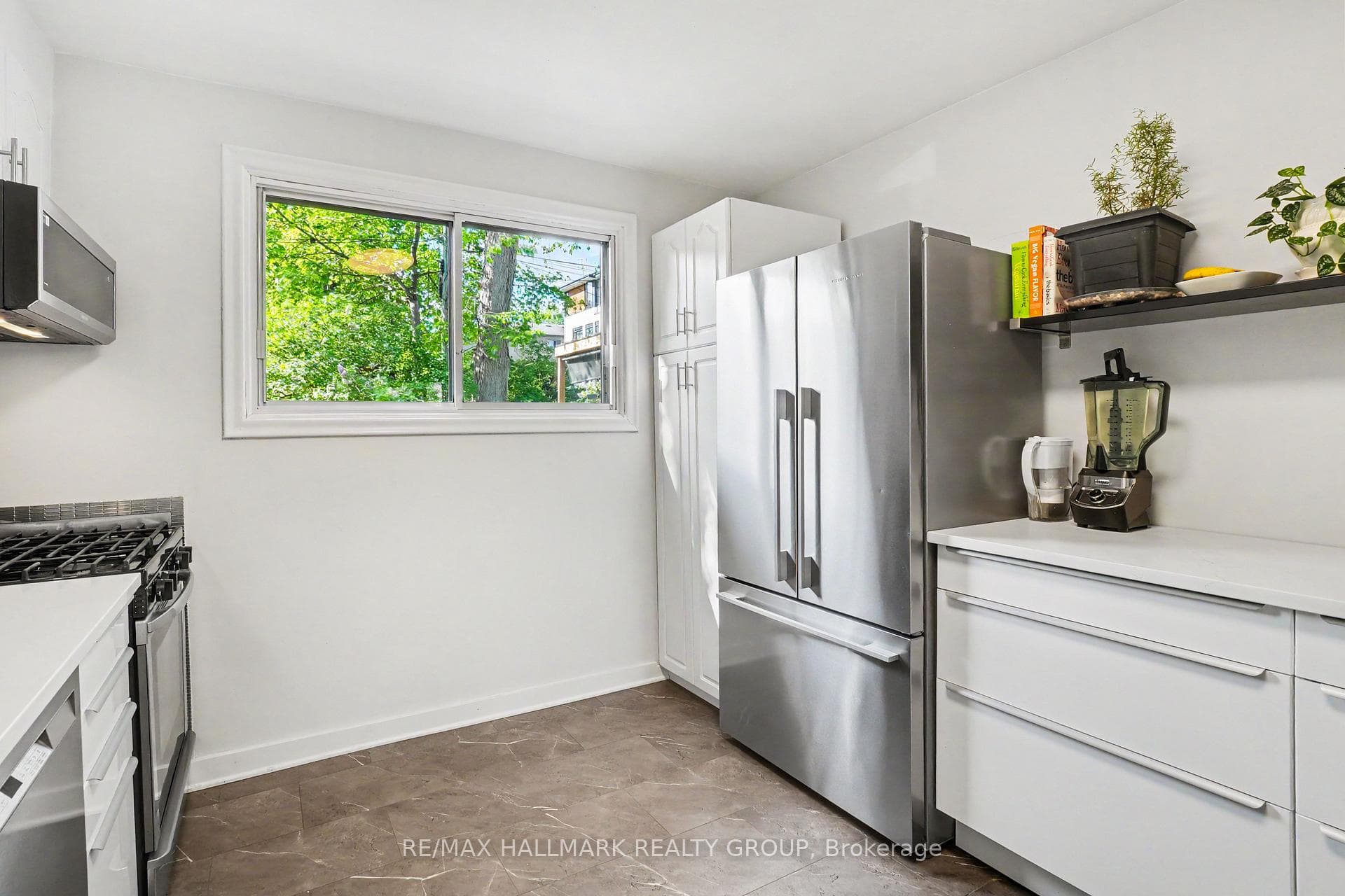 371 Sunnyside Avenue photo 11