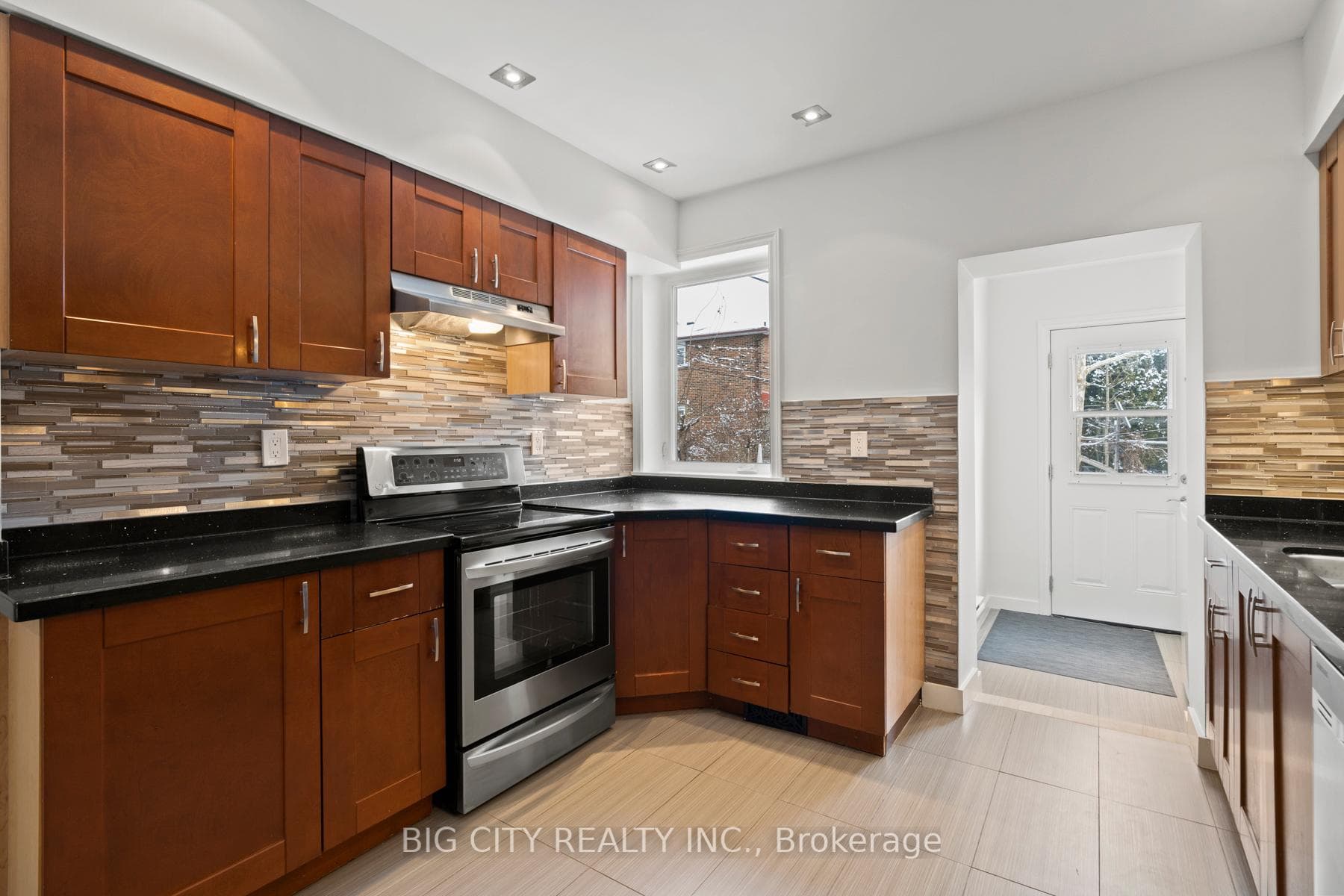 861A Dovercourt Road Unit Upper photo 15