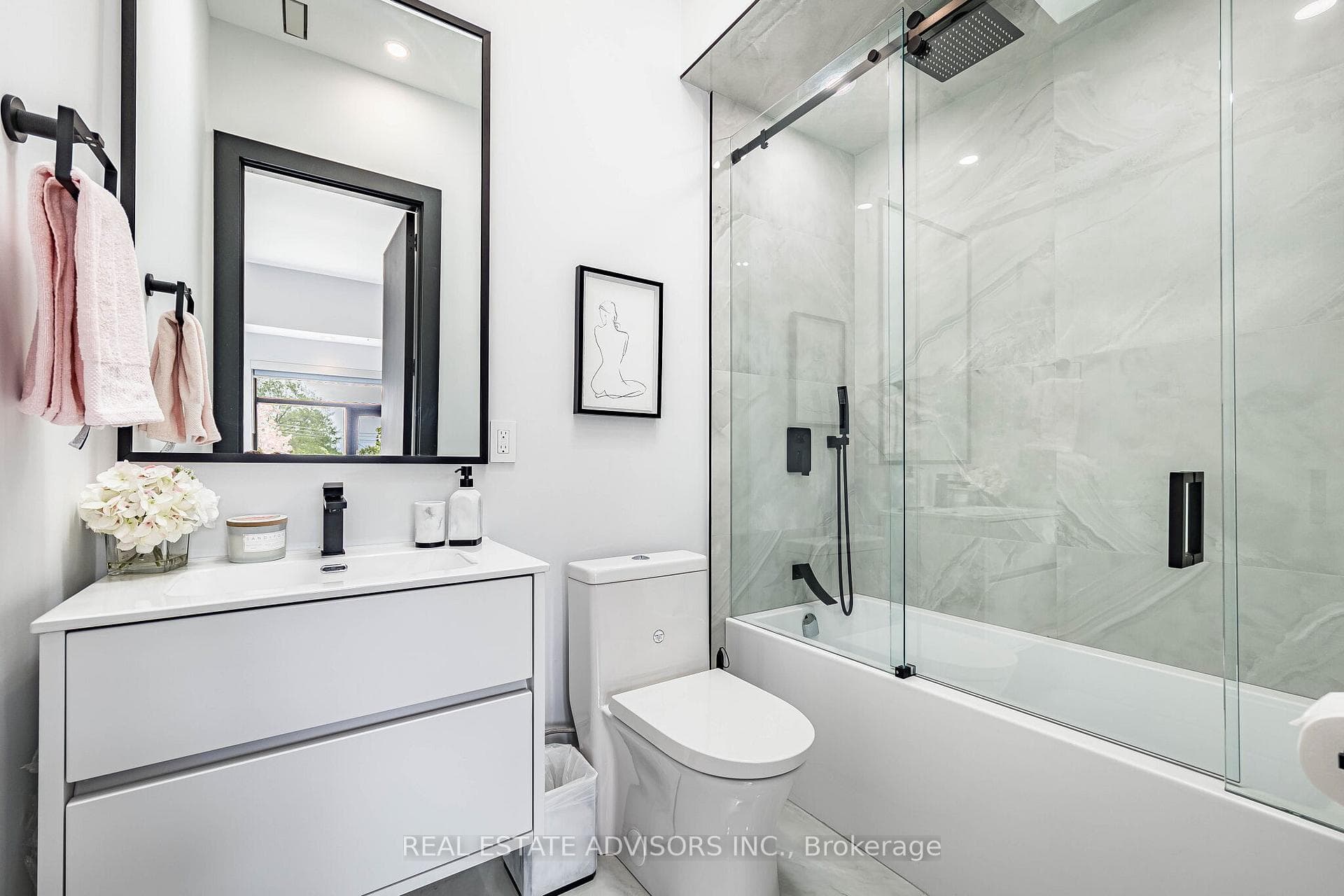 2nd bedroom's bathroom